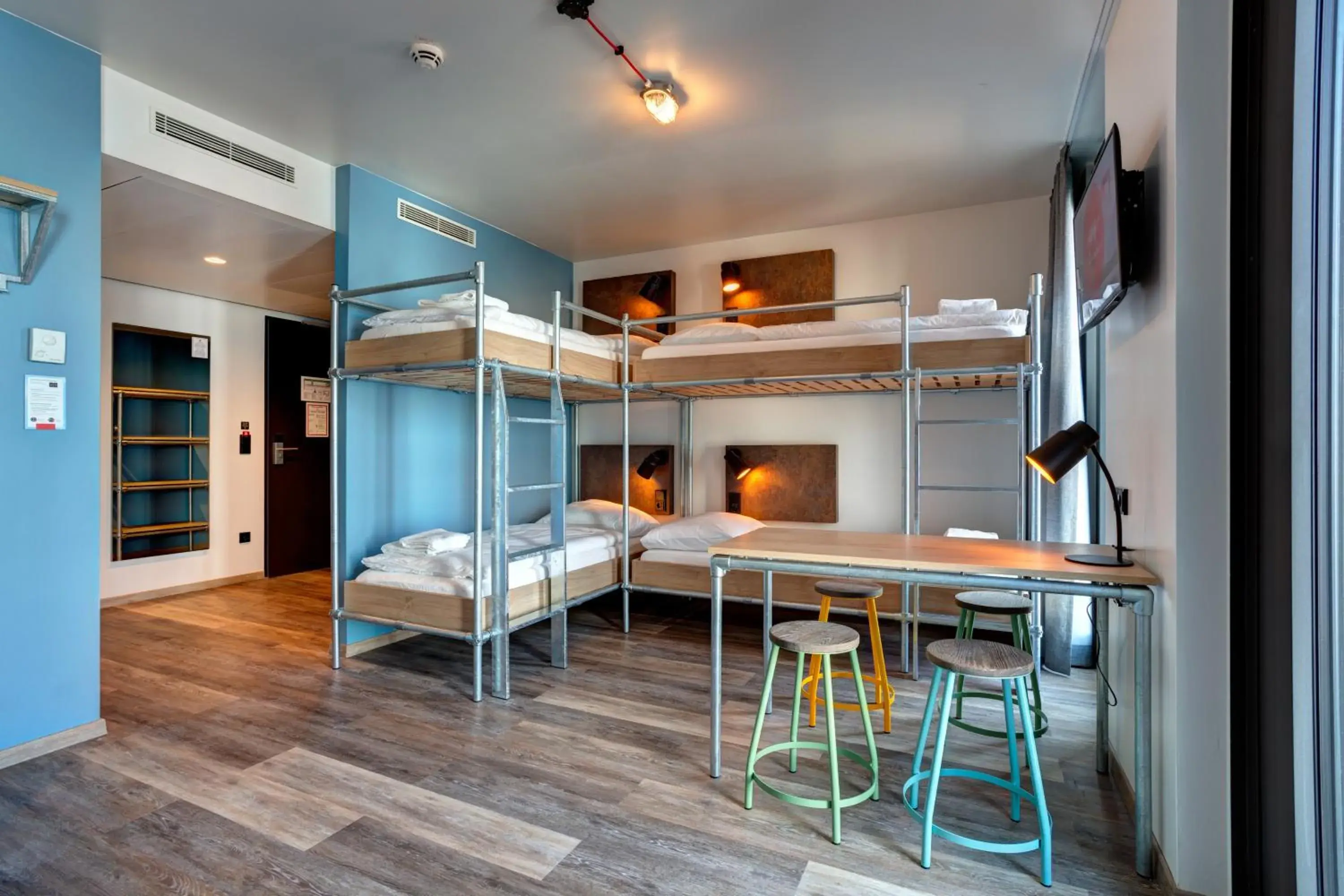 Bed in 6-Bed Mixed Dormitory Room in MEININGER Hotel Berlin Tiergarten Bed in 6-Bed Mixed Dormitory Room in MEININGER Hotel Berlin Tiergarten