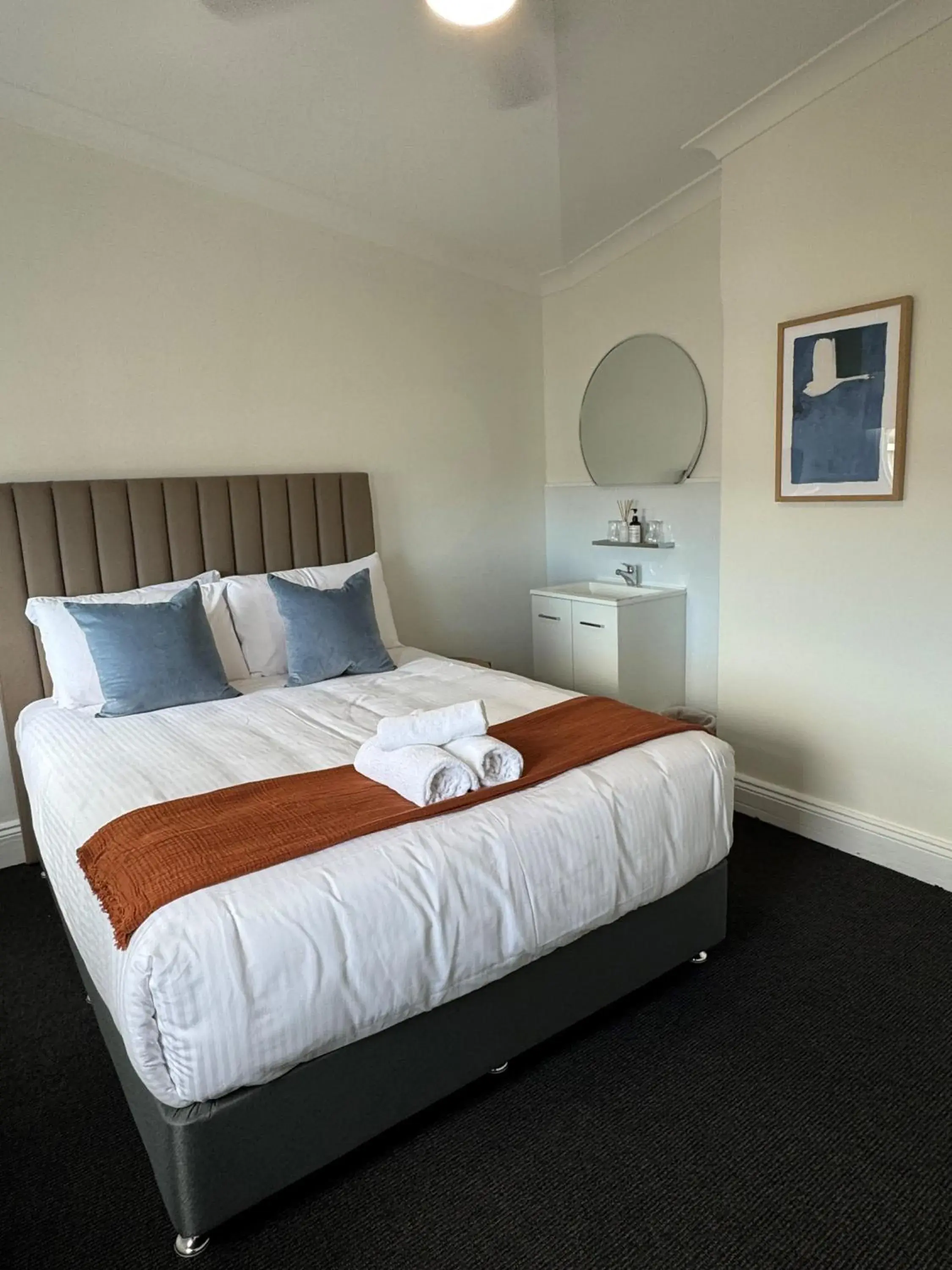 Queen Room with Shared Bathroom in Grand Hotel Kiama Queen Room with Shared Bathroom in Grand Hotel Kiama