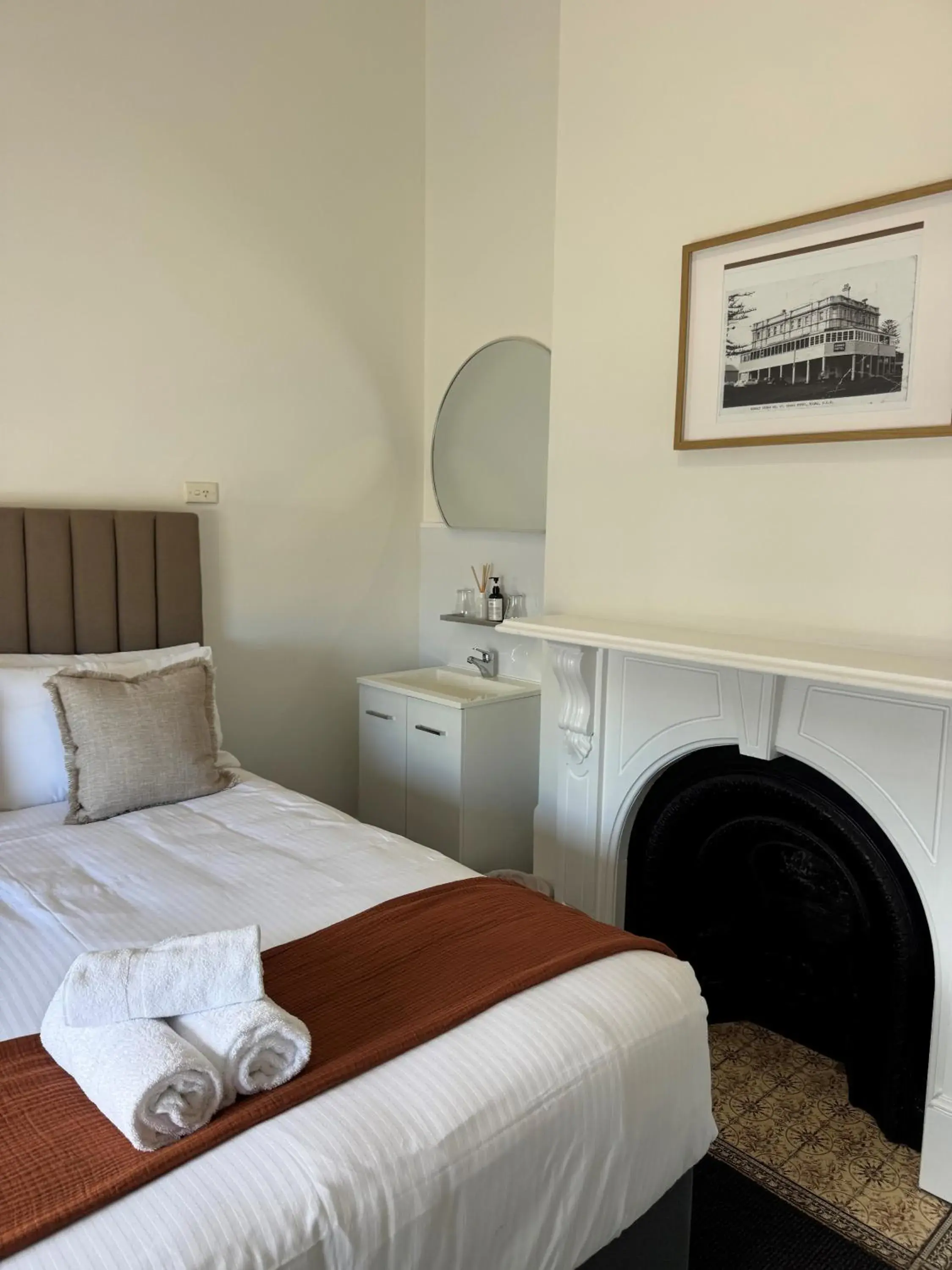 Standard Twin Room with Shared Bathroom in Grand Hotel Kiama Standard Twin Room with Shared Bathroom in Grand Hotel Kiama