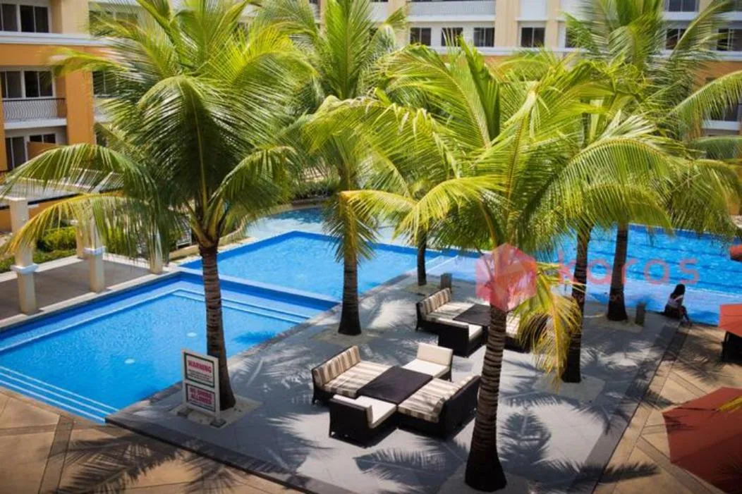 Swimming pool in Kara's Suite