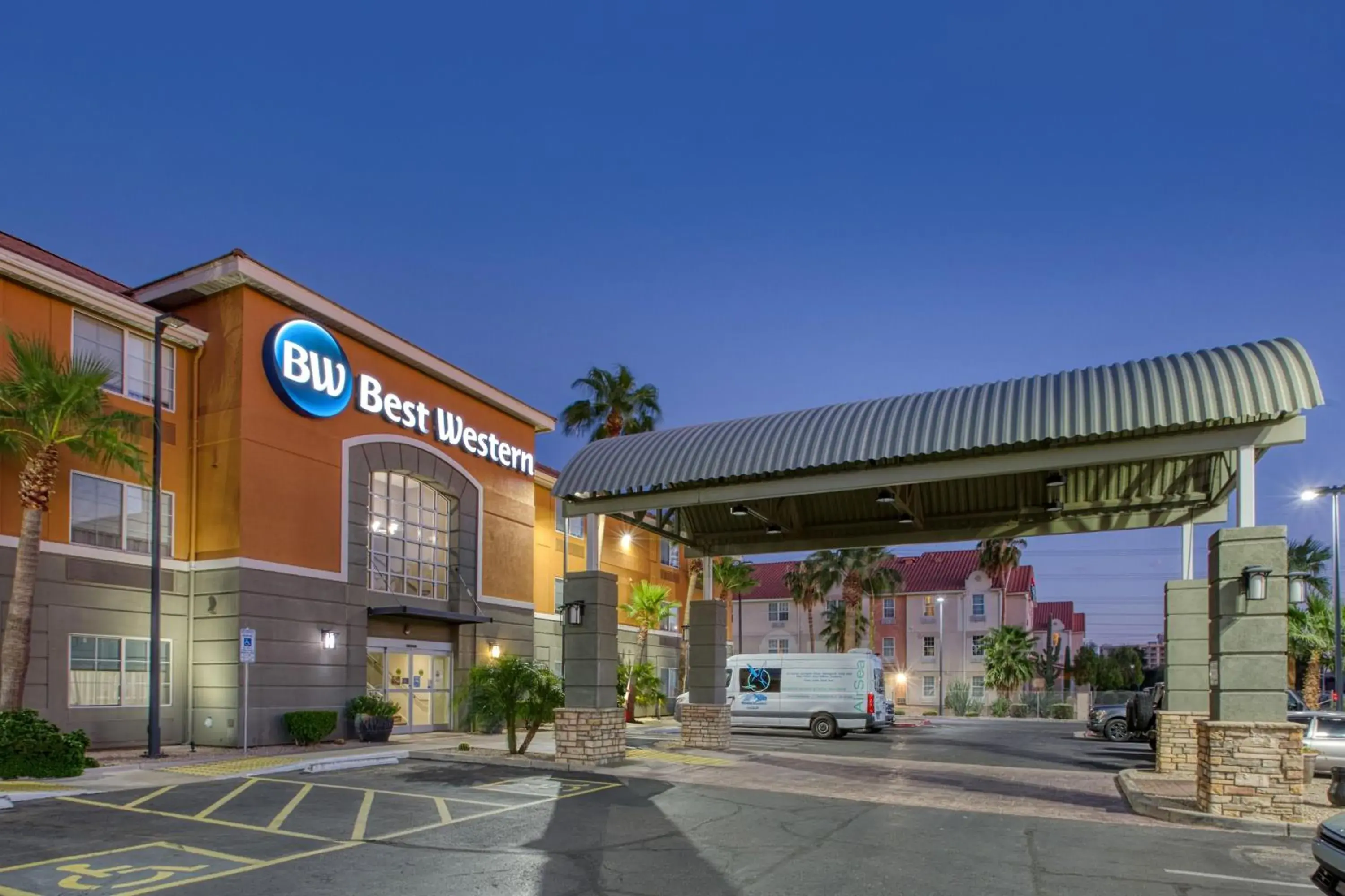 Property building in Best Western North Phoenix Hotel Property building in Best Western North Phoenix Hotel