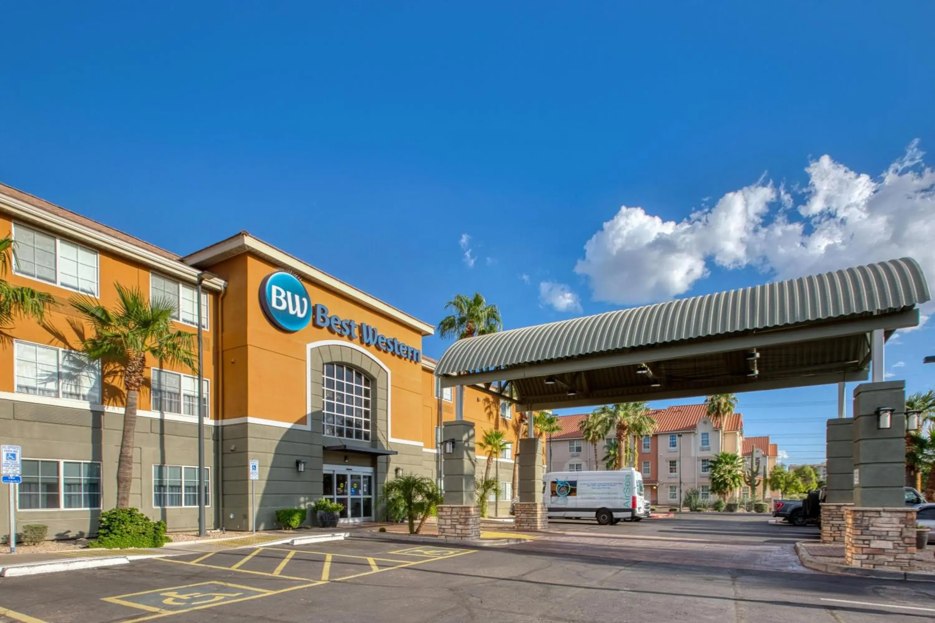 Property building in Best Western North Phoenix Hotel Property building in Best Western North Phoenix Hotel
