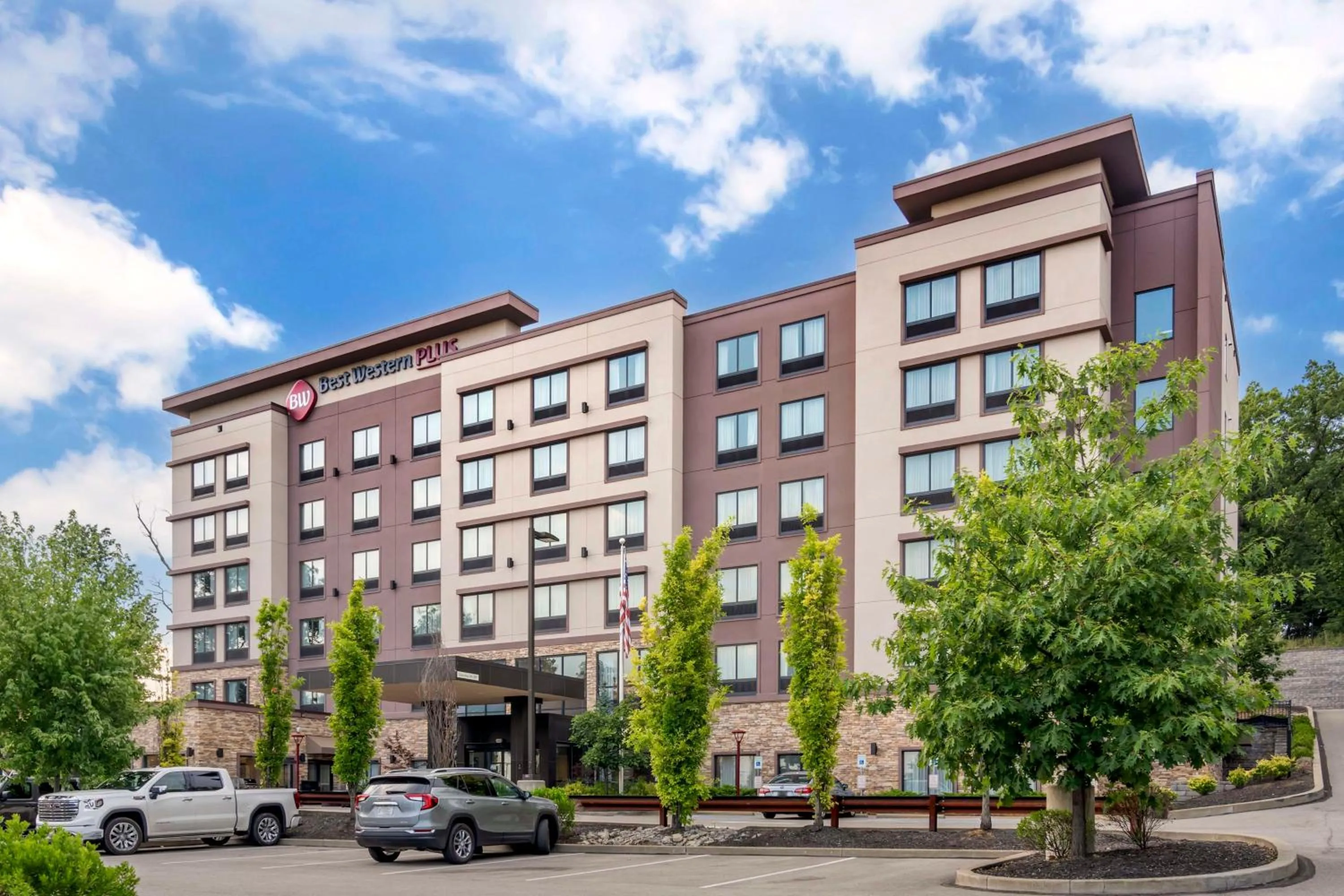 Property building in Best Western Plus Cranberry-Pittsburgh North