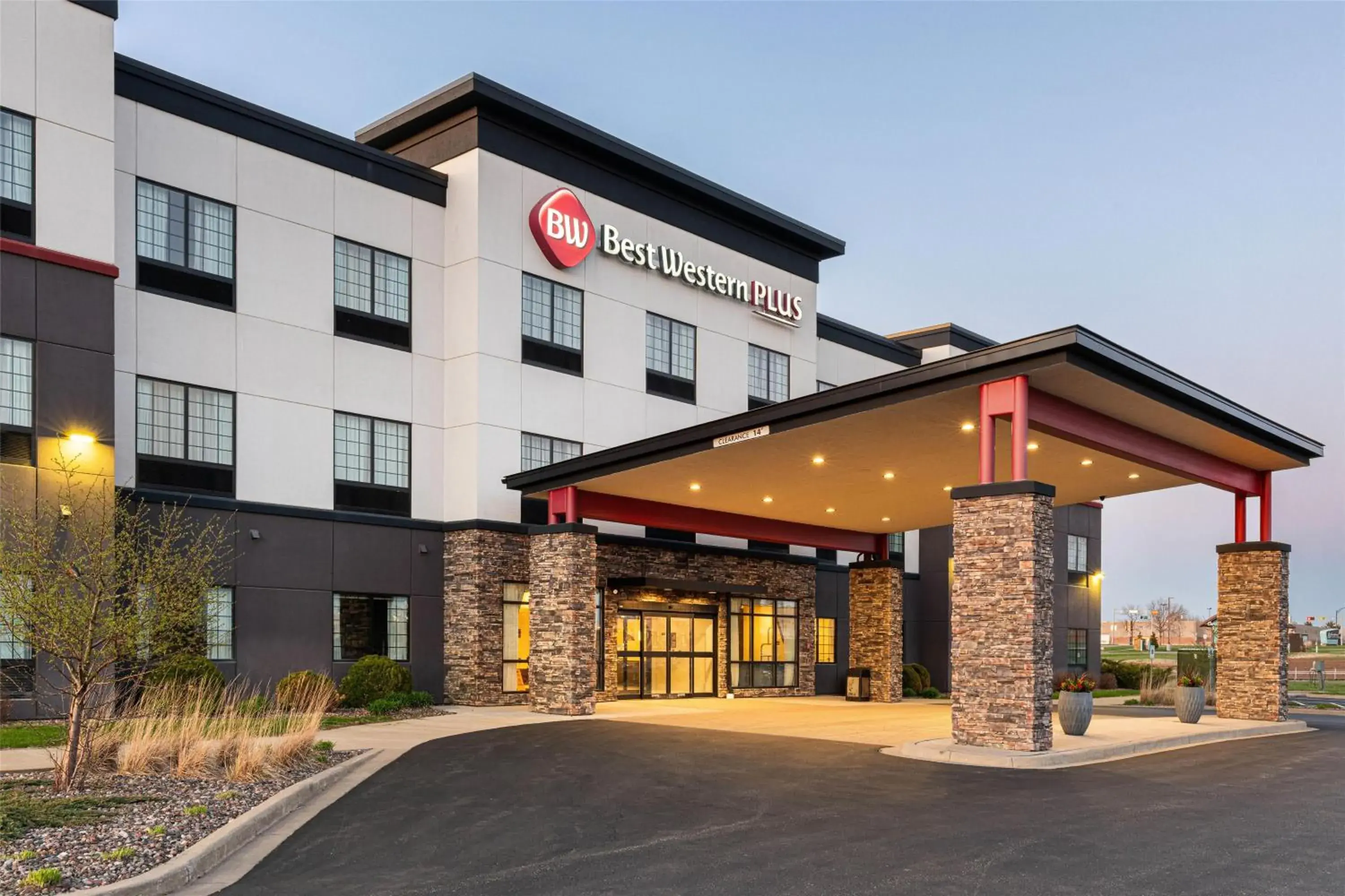 Property building in Best Western Plus New Richmond Inn & Suites Property building in Best Western Plus New Richmond Inn & Suites