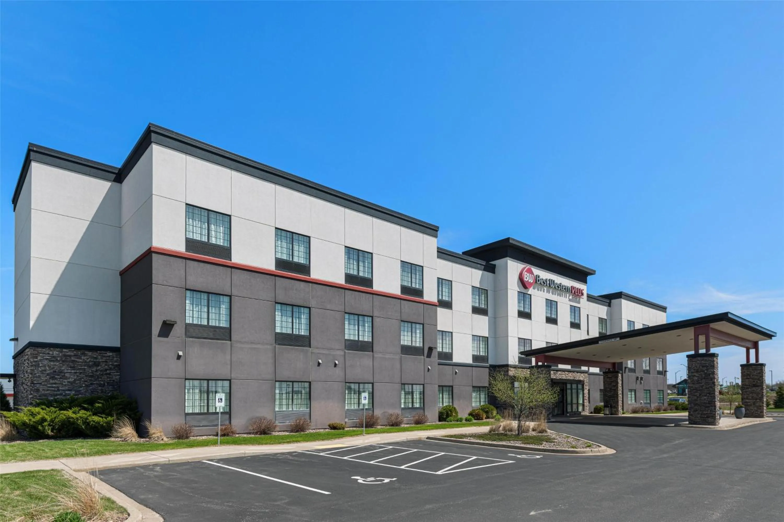 Property building in Best Western Plus New Richmond Inn & Suites