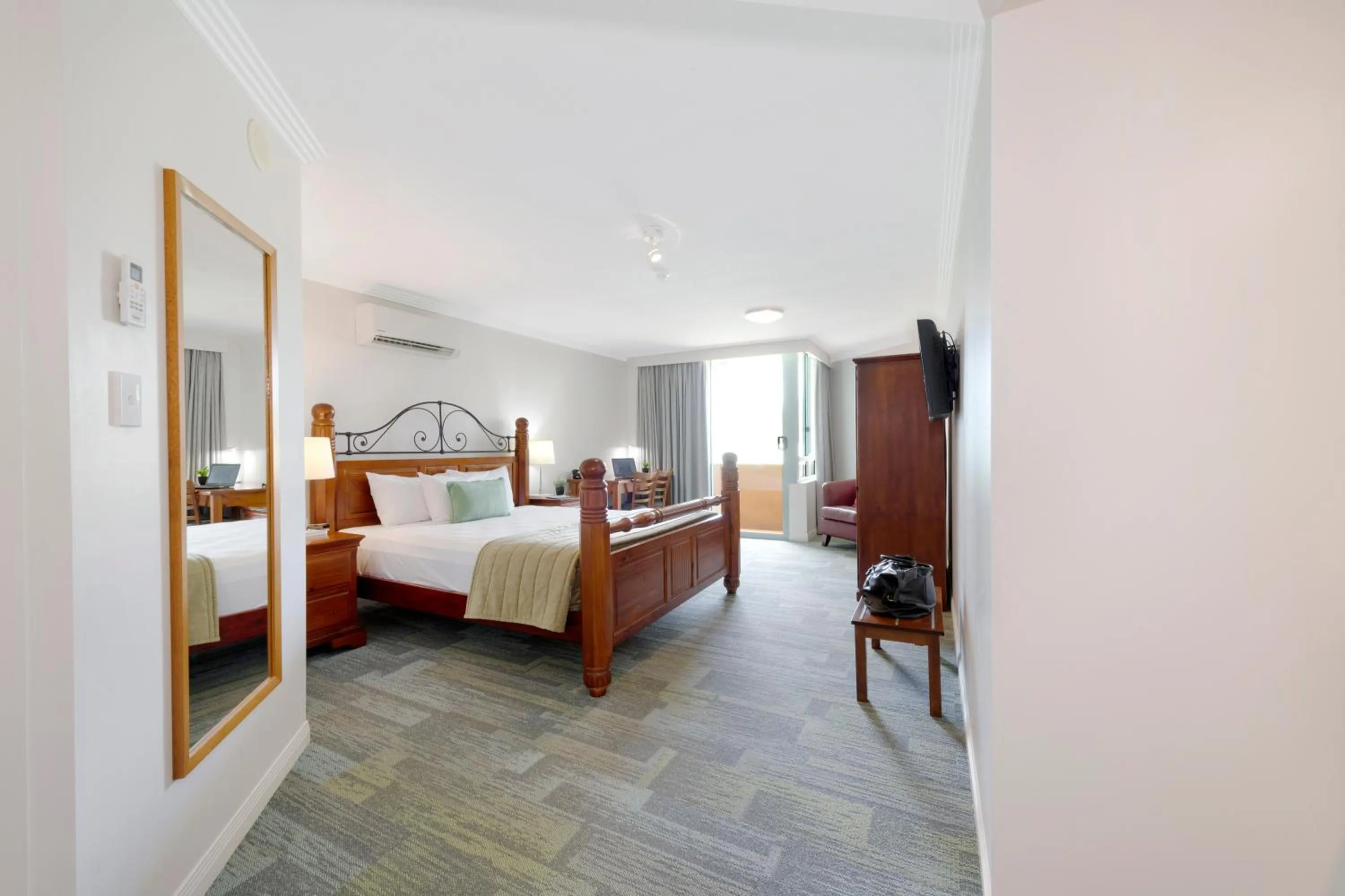 Bedroom, Bed in Burnett Riverside Hotel