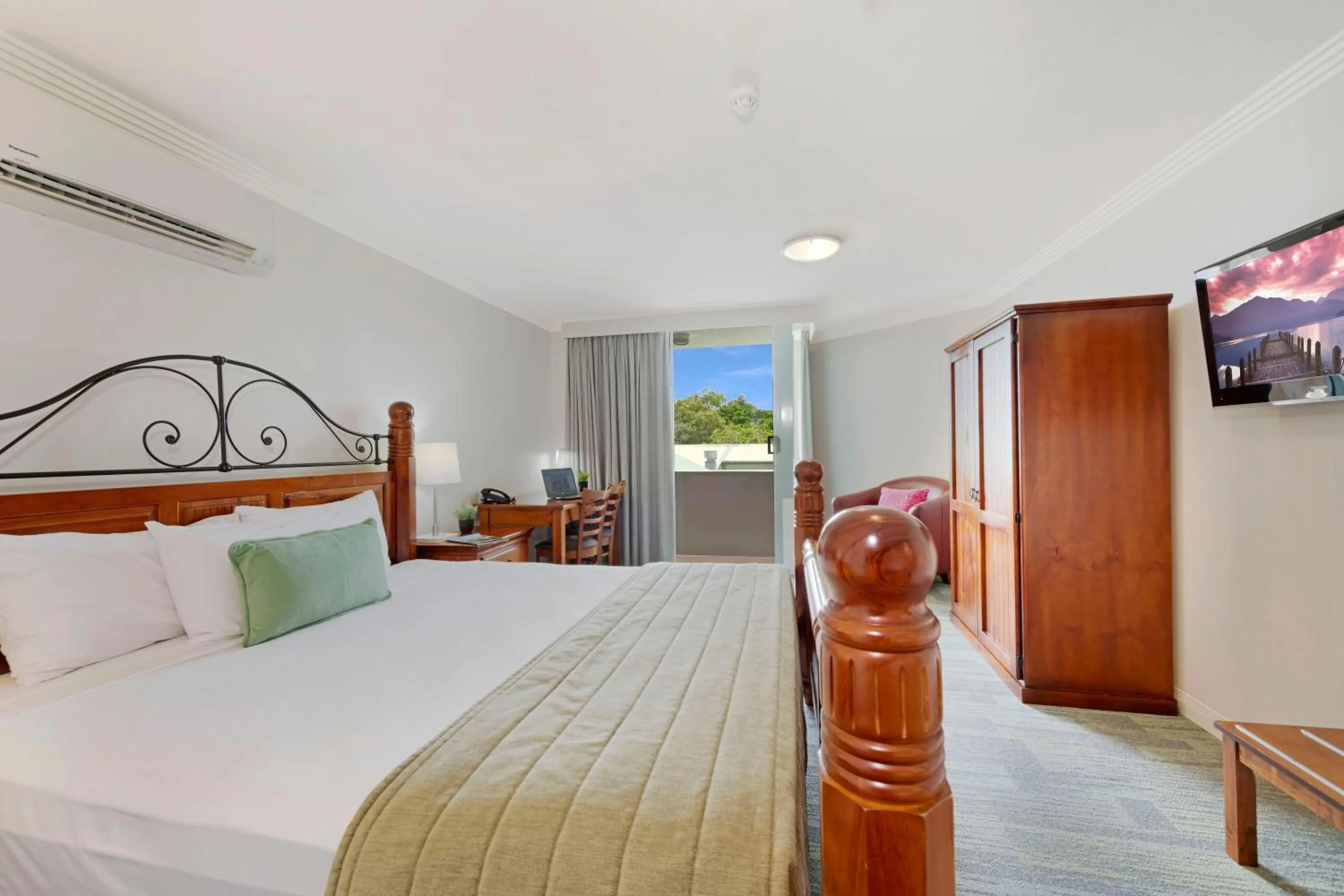 Bedroom, Bed in Burnett Riverside Hotel