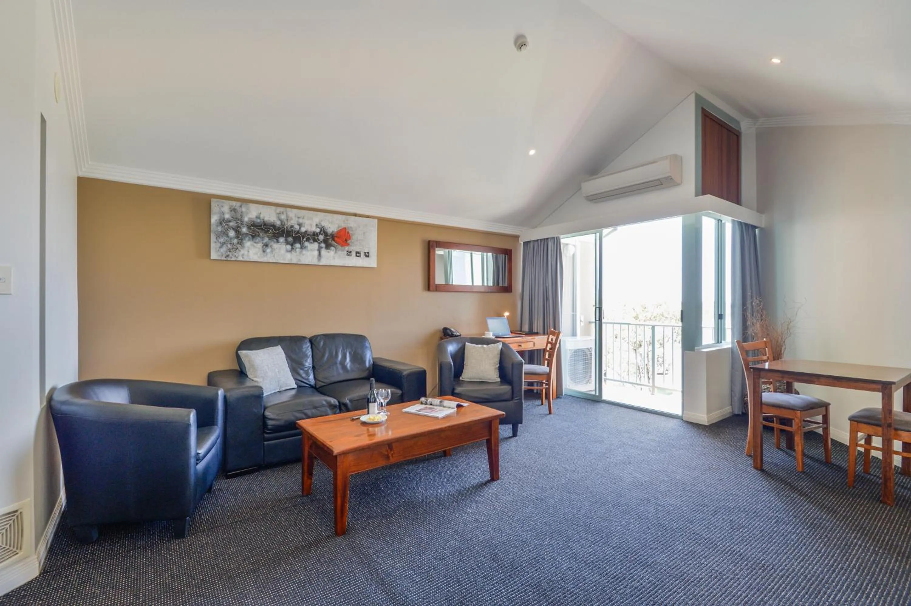 Living room in Burnett Riverside Hotel