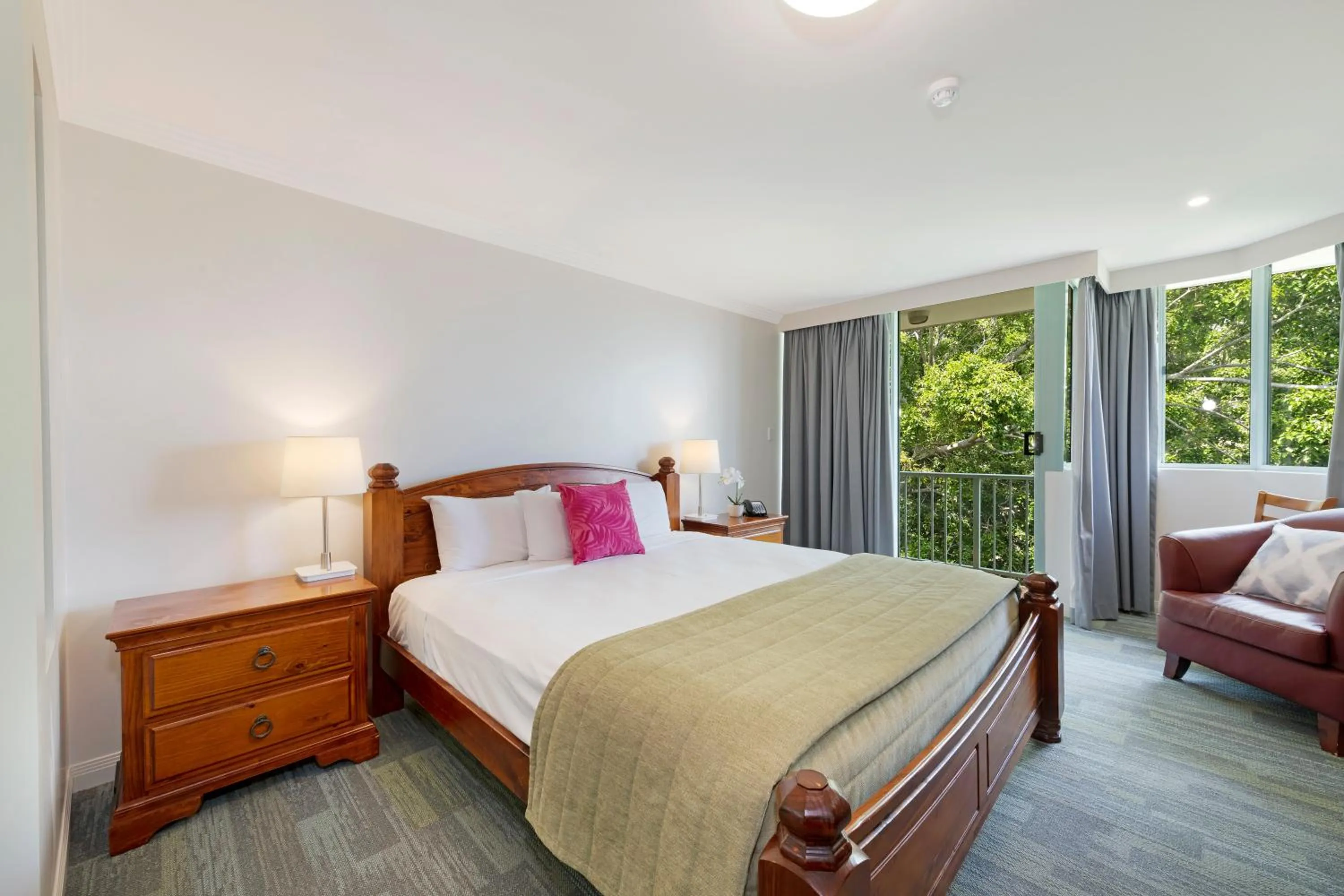 Bed in Burnett Riverside Hotel