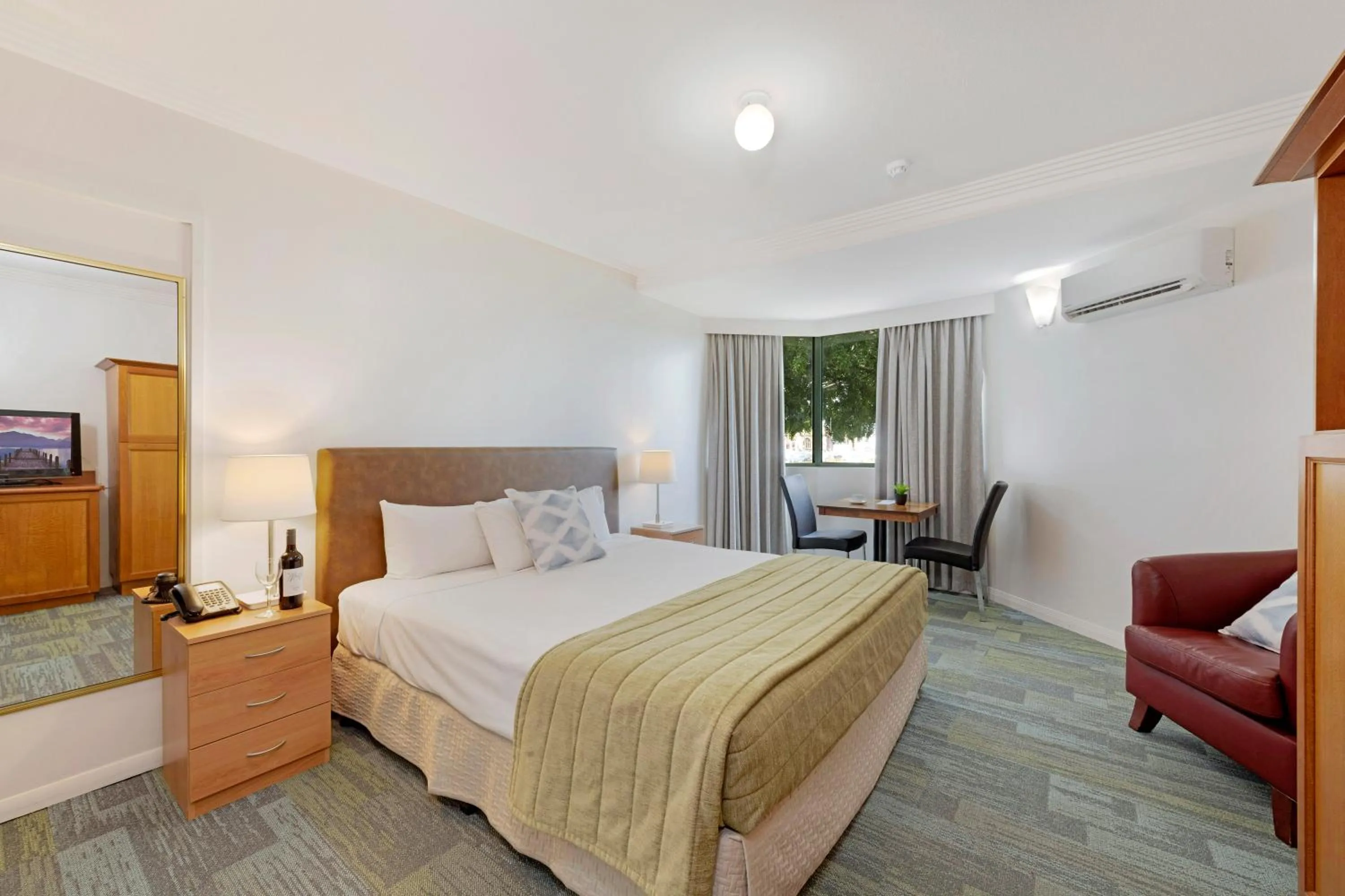 Bedroom, Bed in Burnett Riverside Hotel