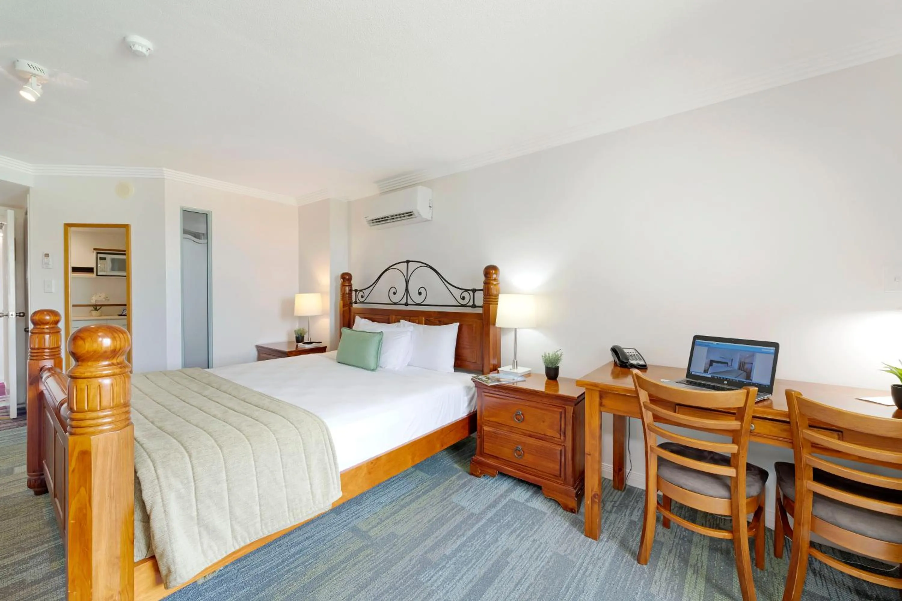 Photo of the whole room, Bed in Burnett Riverside Hotel