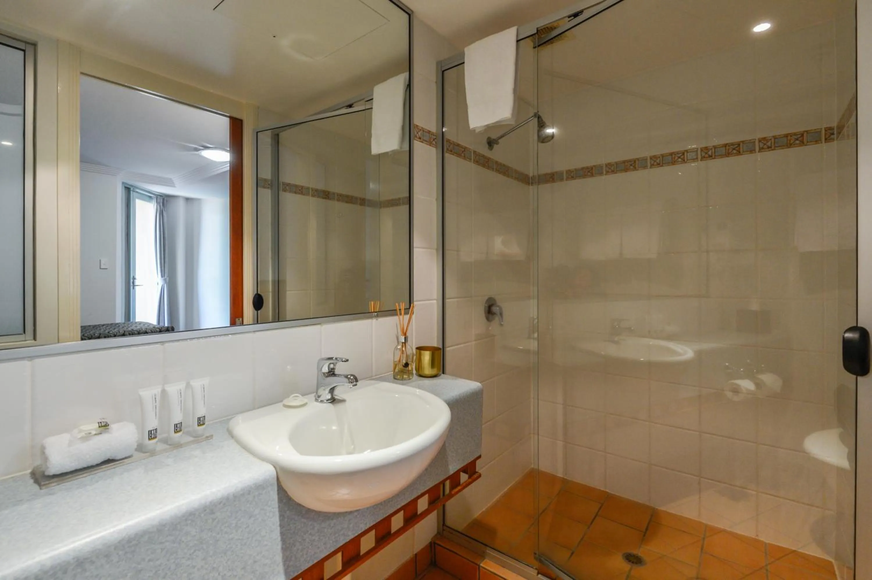 Bathroom in Burnett Riverside Hotel