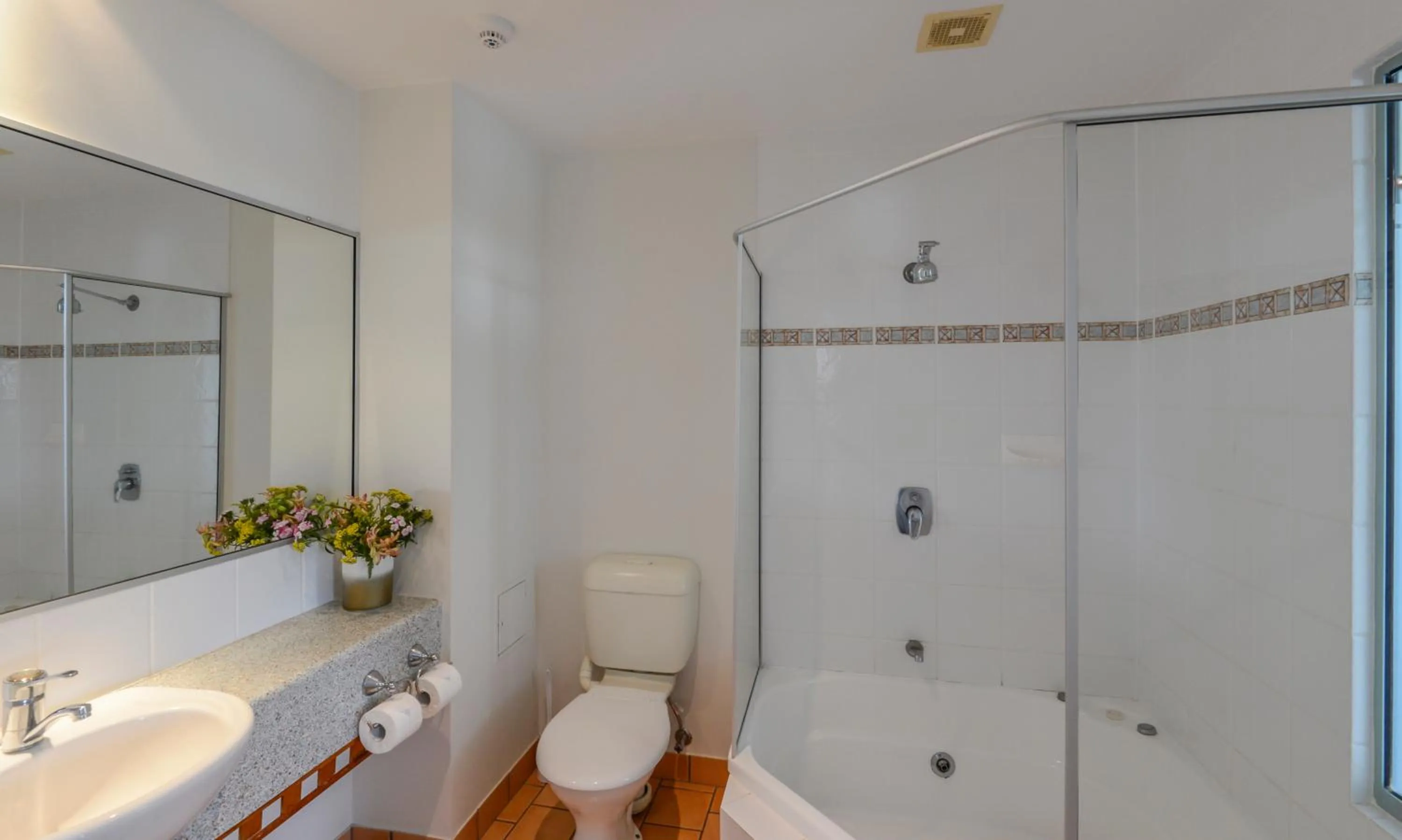 Bathroom in Burnett Riverside Hotel