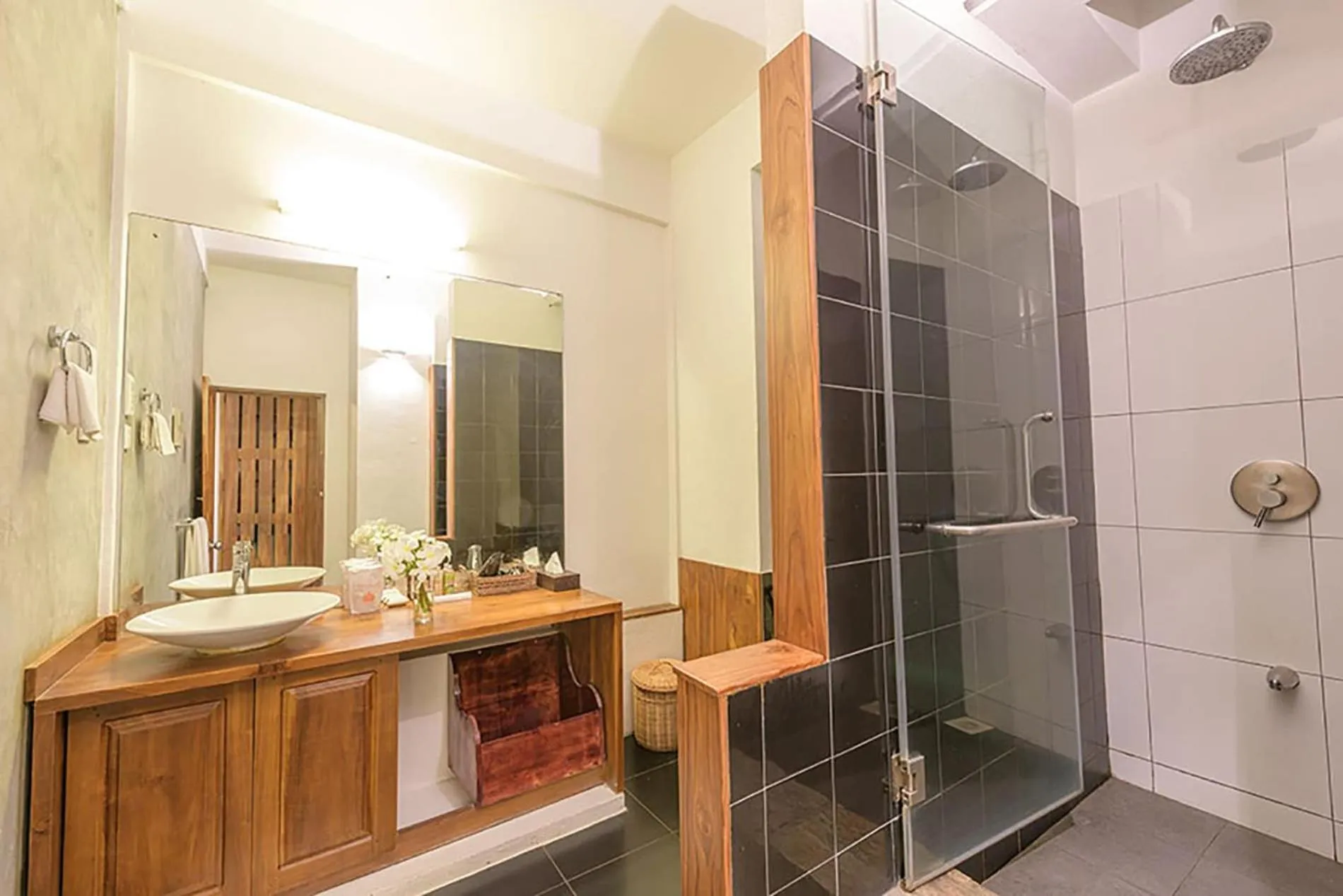 Shower in Turtle Bay Boutique Hotel