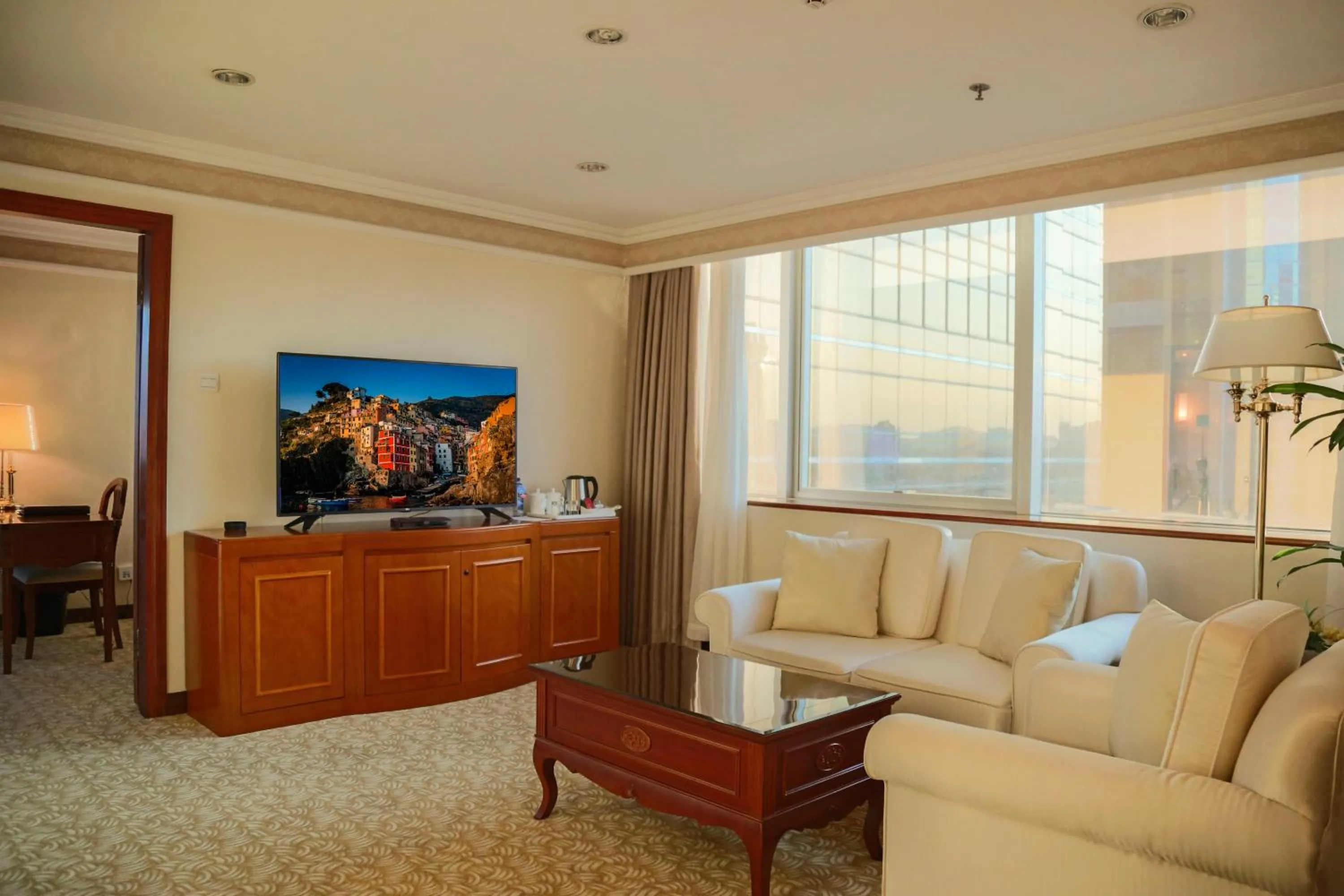 Photo of the whole room in China Mayors Plaza