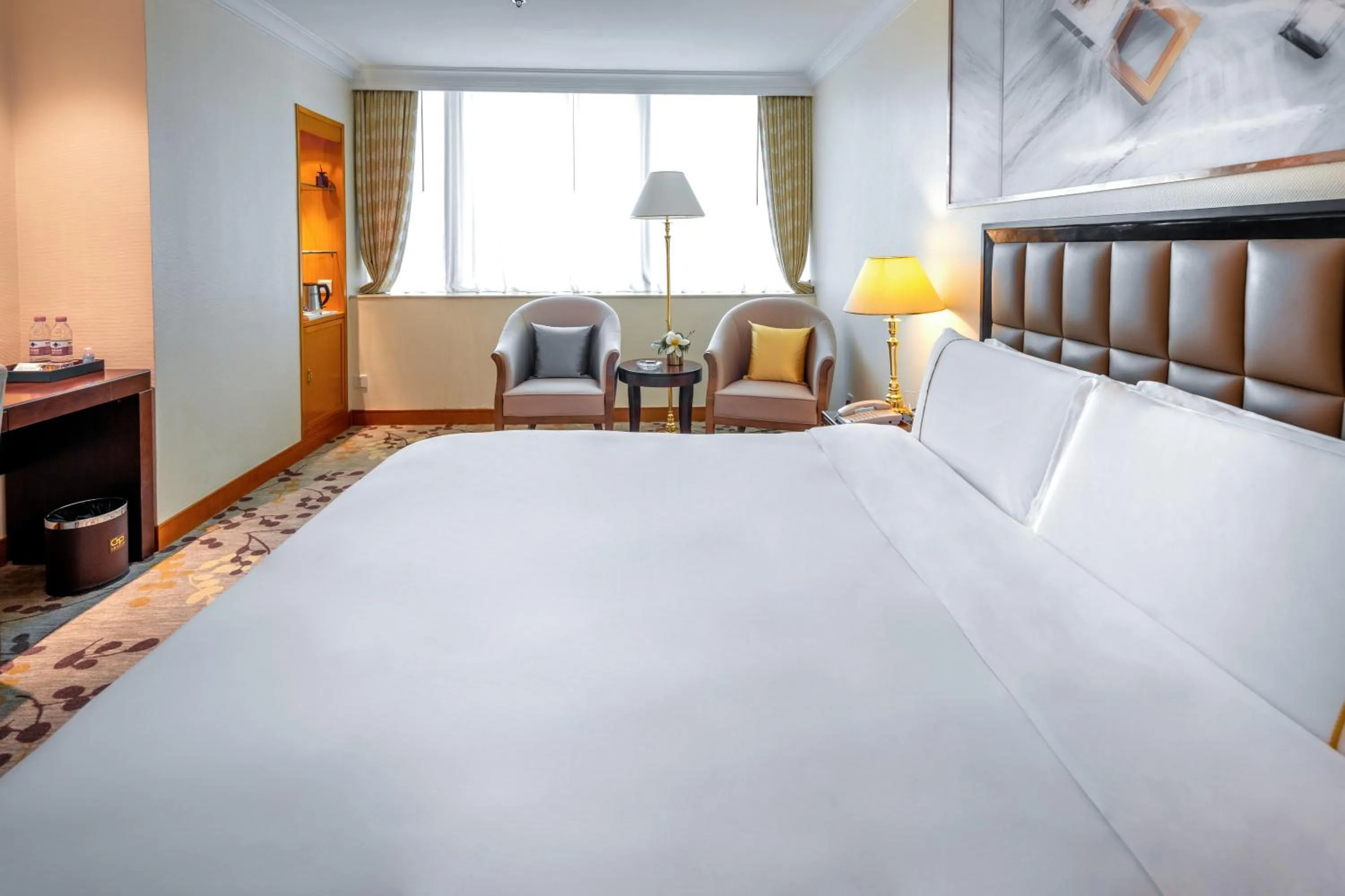 Photo of the whole room, Bed in China Mayors Plaza