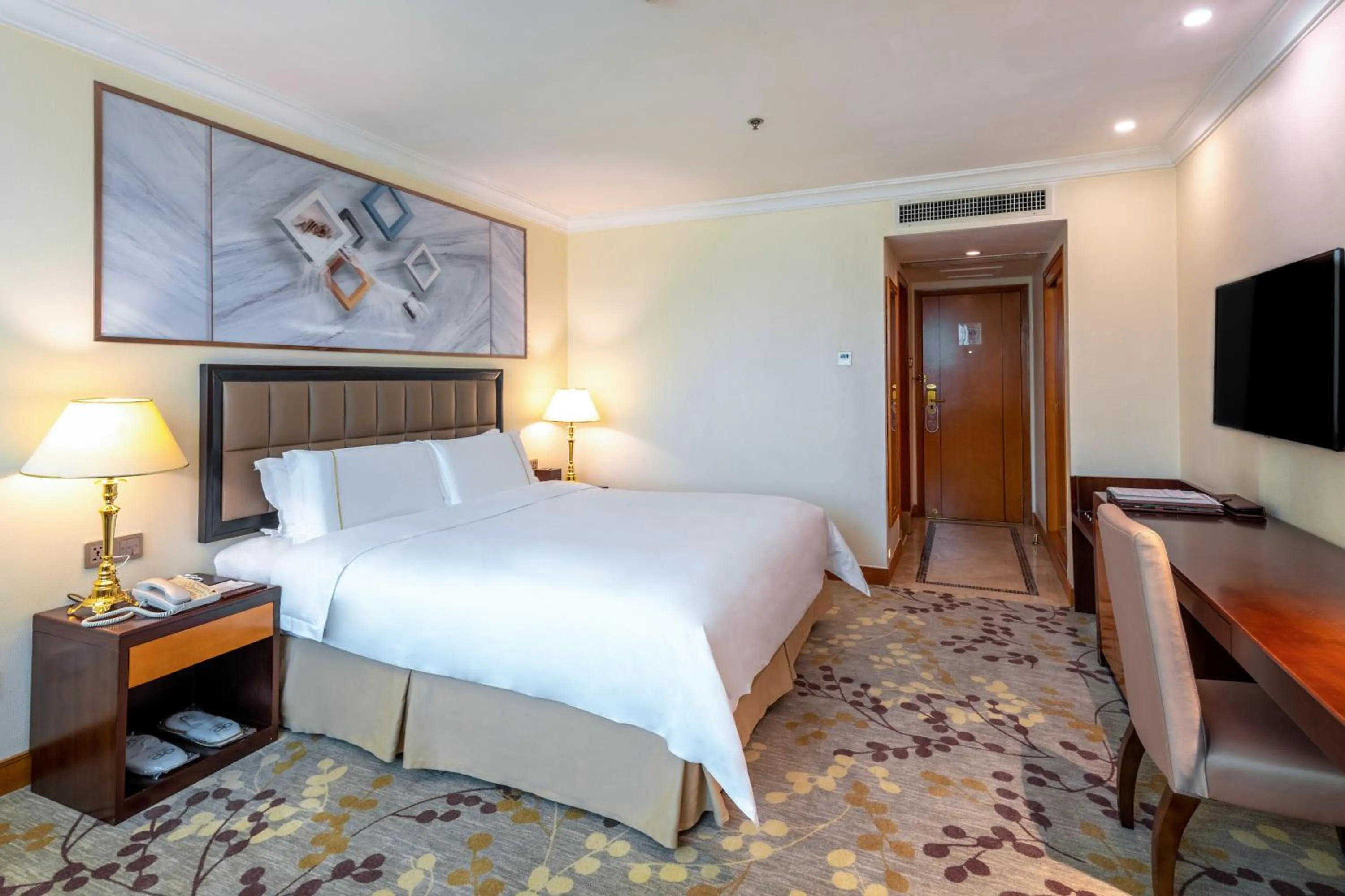 Photo of the whole room, Bed in China Mayors Plaza