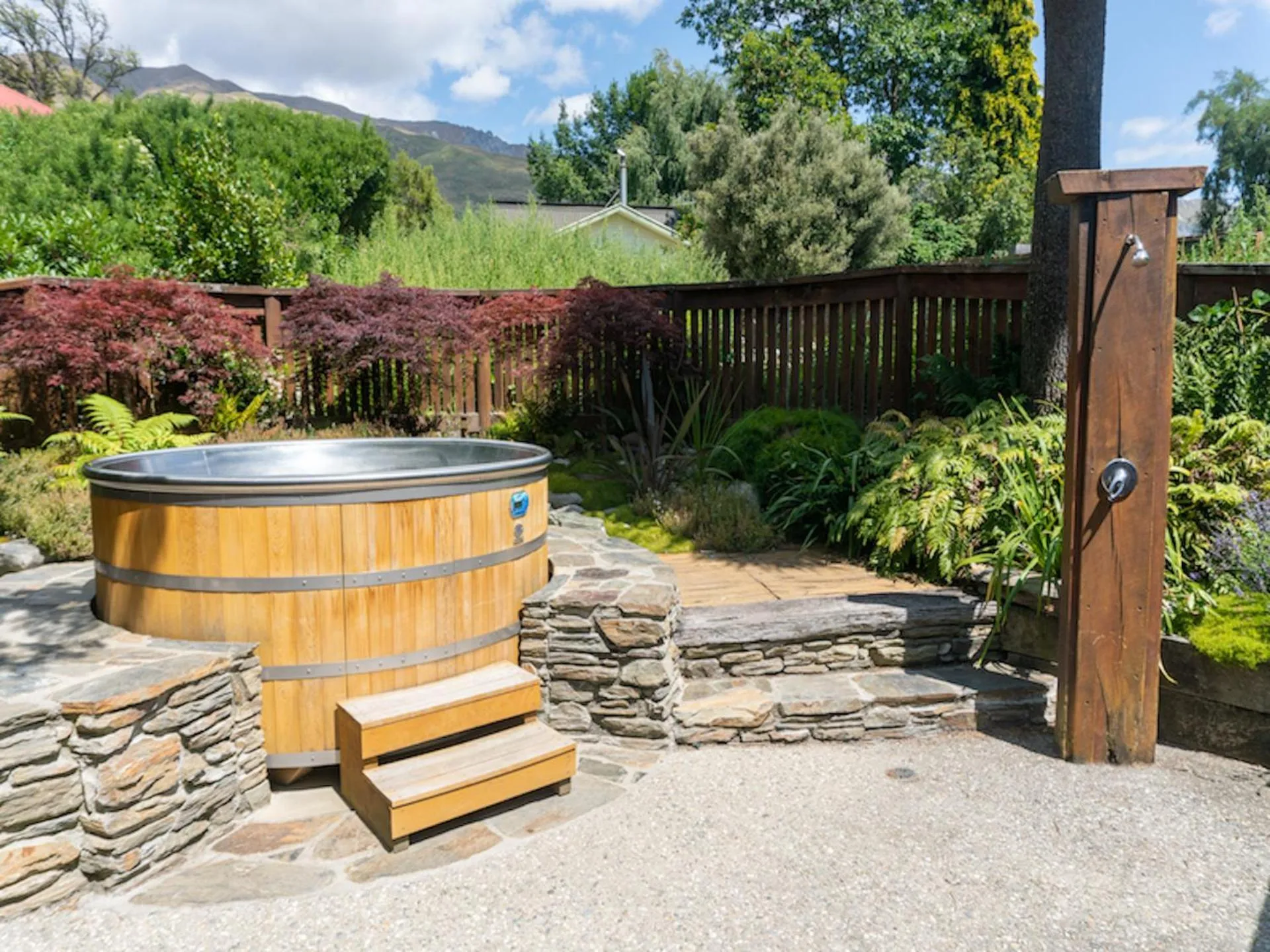 Hot Tub in Wanaka Homestead Lodge & Cottages