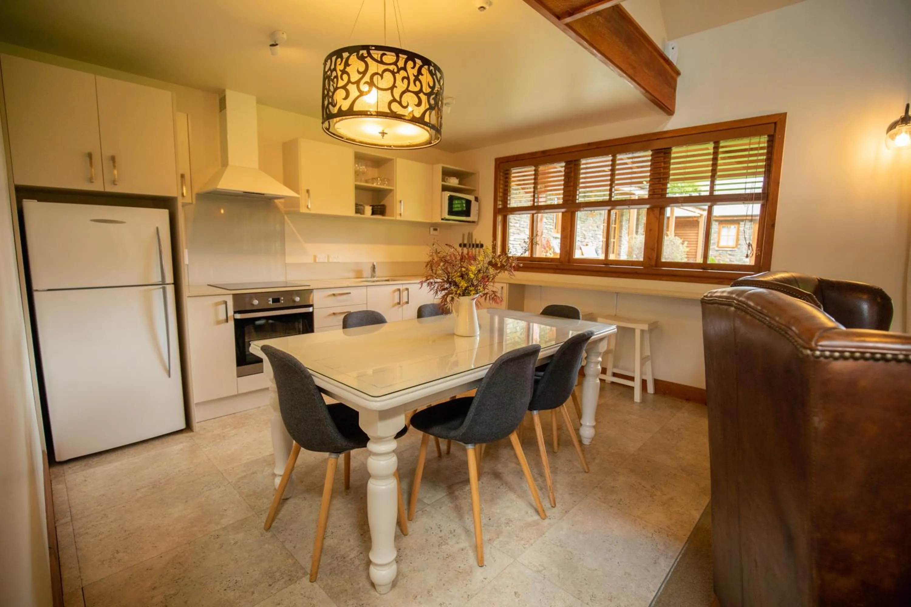 Kitchen or kitchenette in Wanaka Homestead Lodge & Cottages