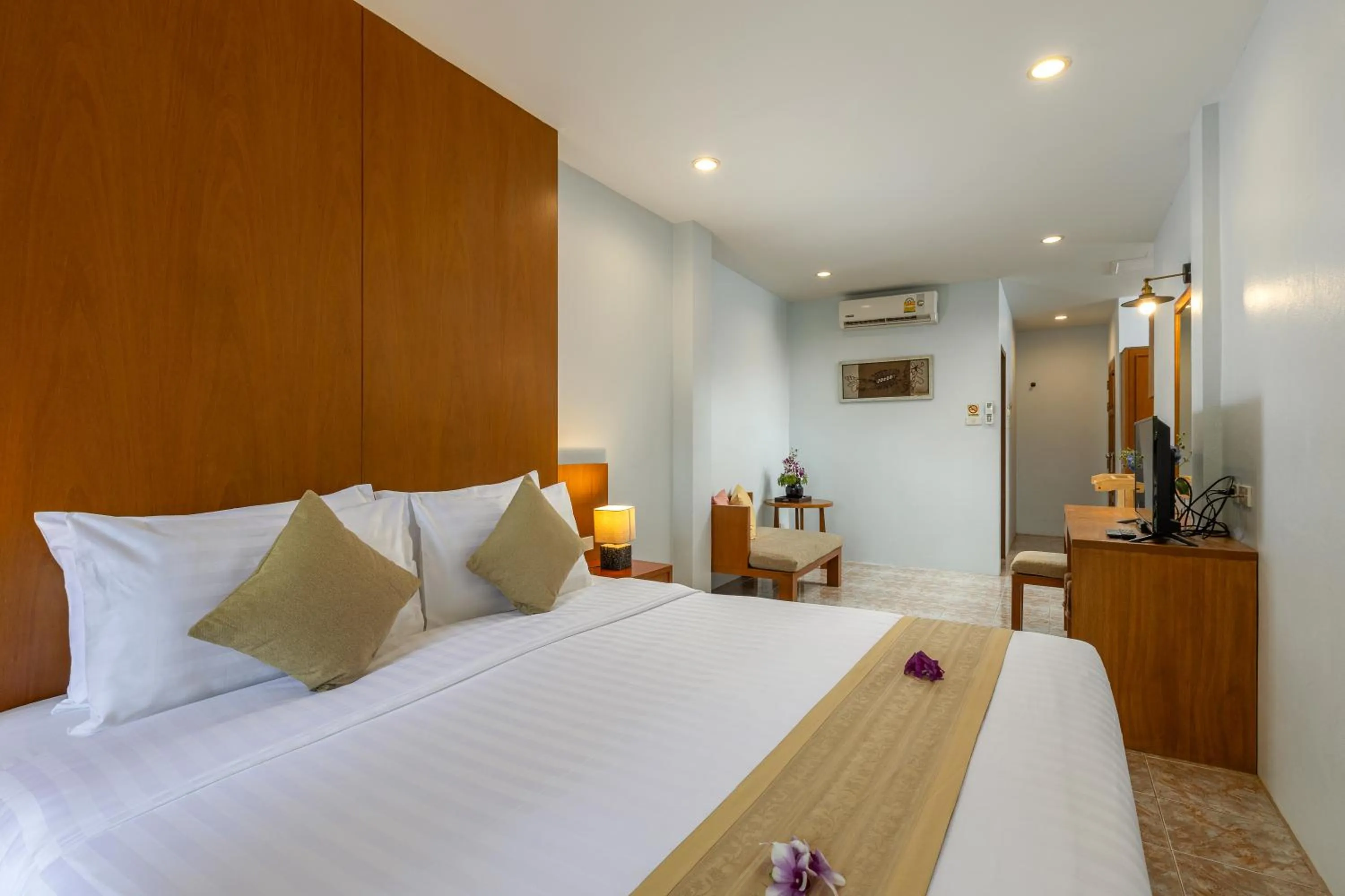 Photo of the whole room, Bed in Kamala Dreams