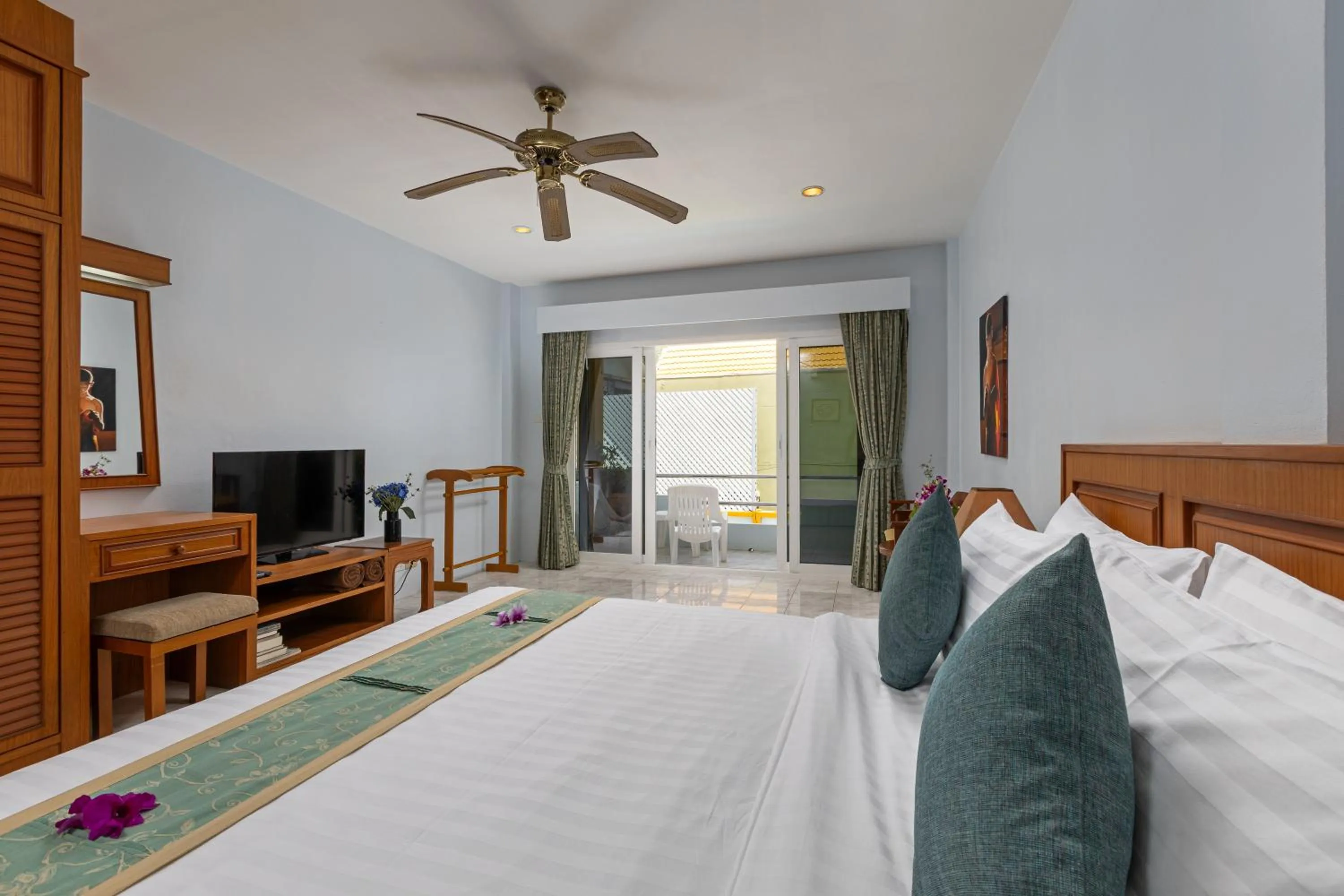 Photo of the whole room, Bed in Kamala Dreams