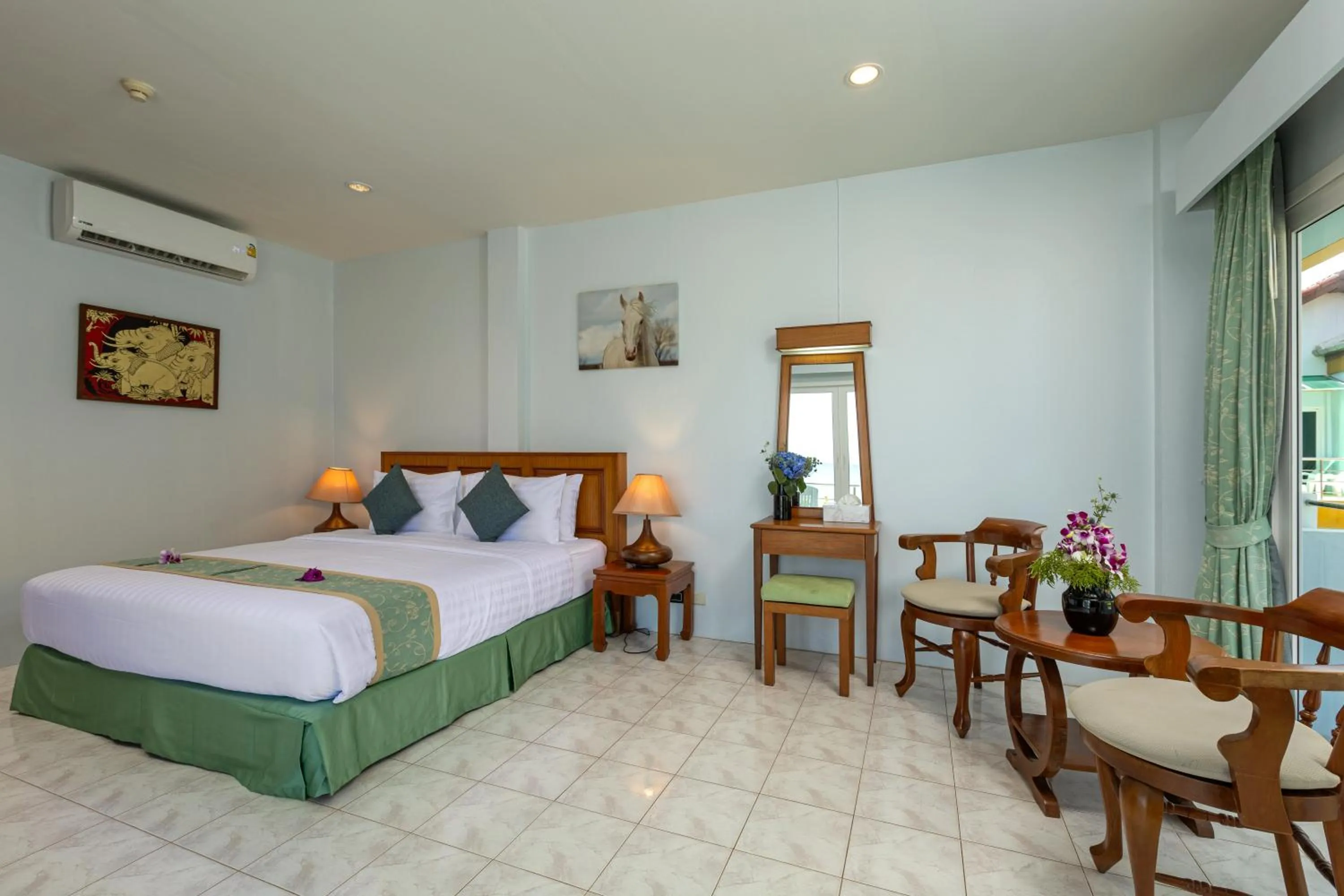 Photo of the whole room, Bed in Kamala Dreams