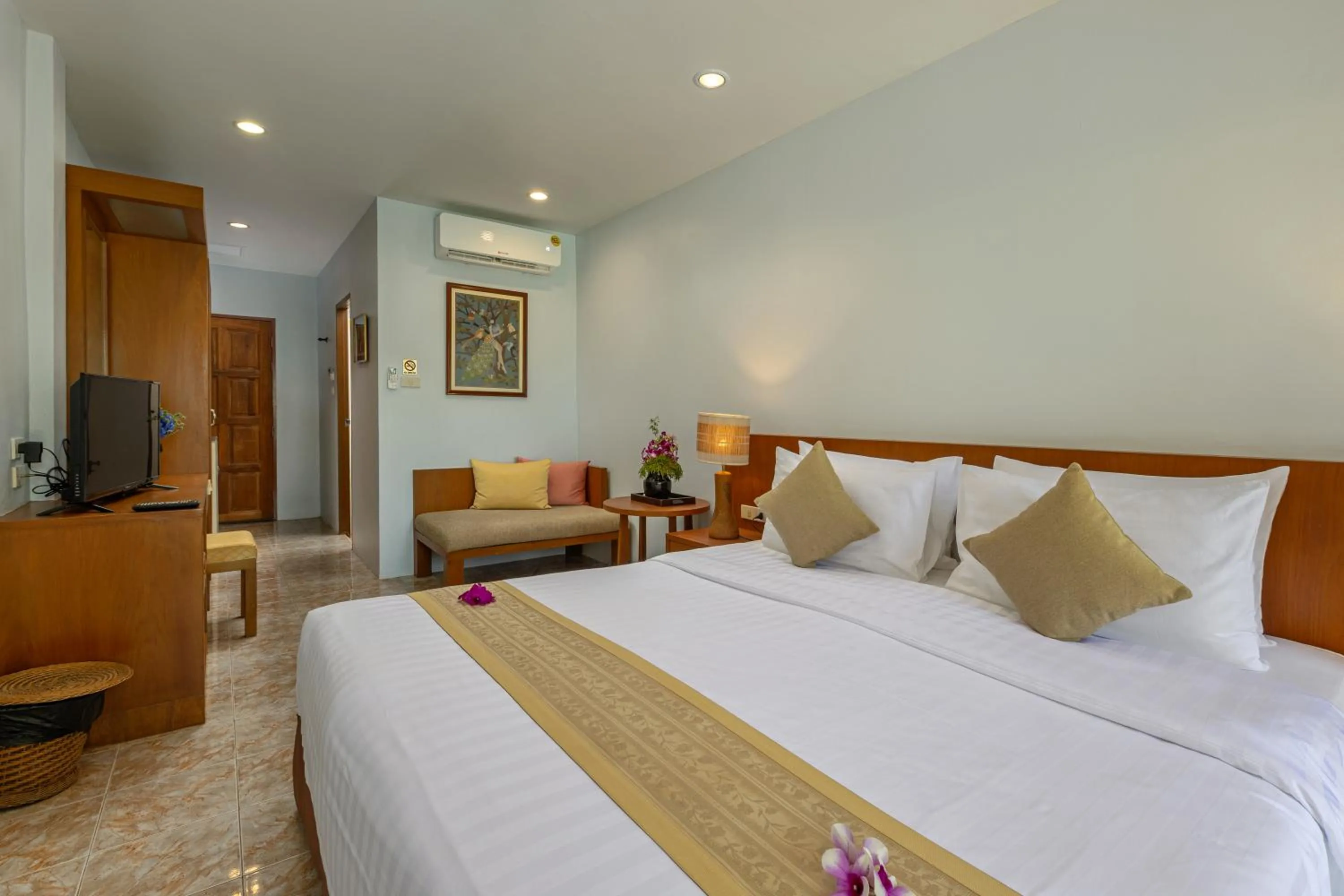 Photo of the whole room, Bed in Kamala Dreams