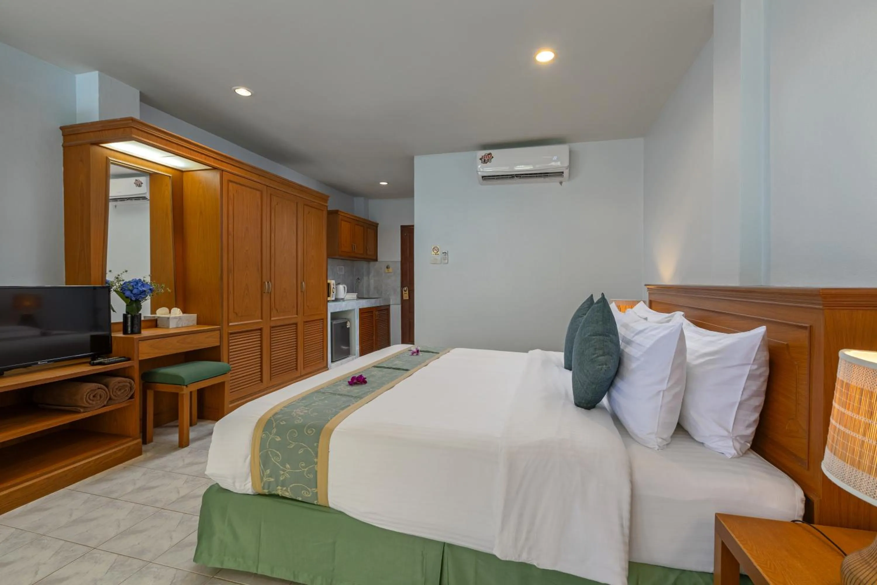 Photo of the whole room, Bed in Kamala Dreams