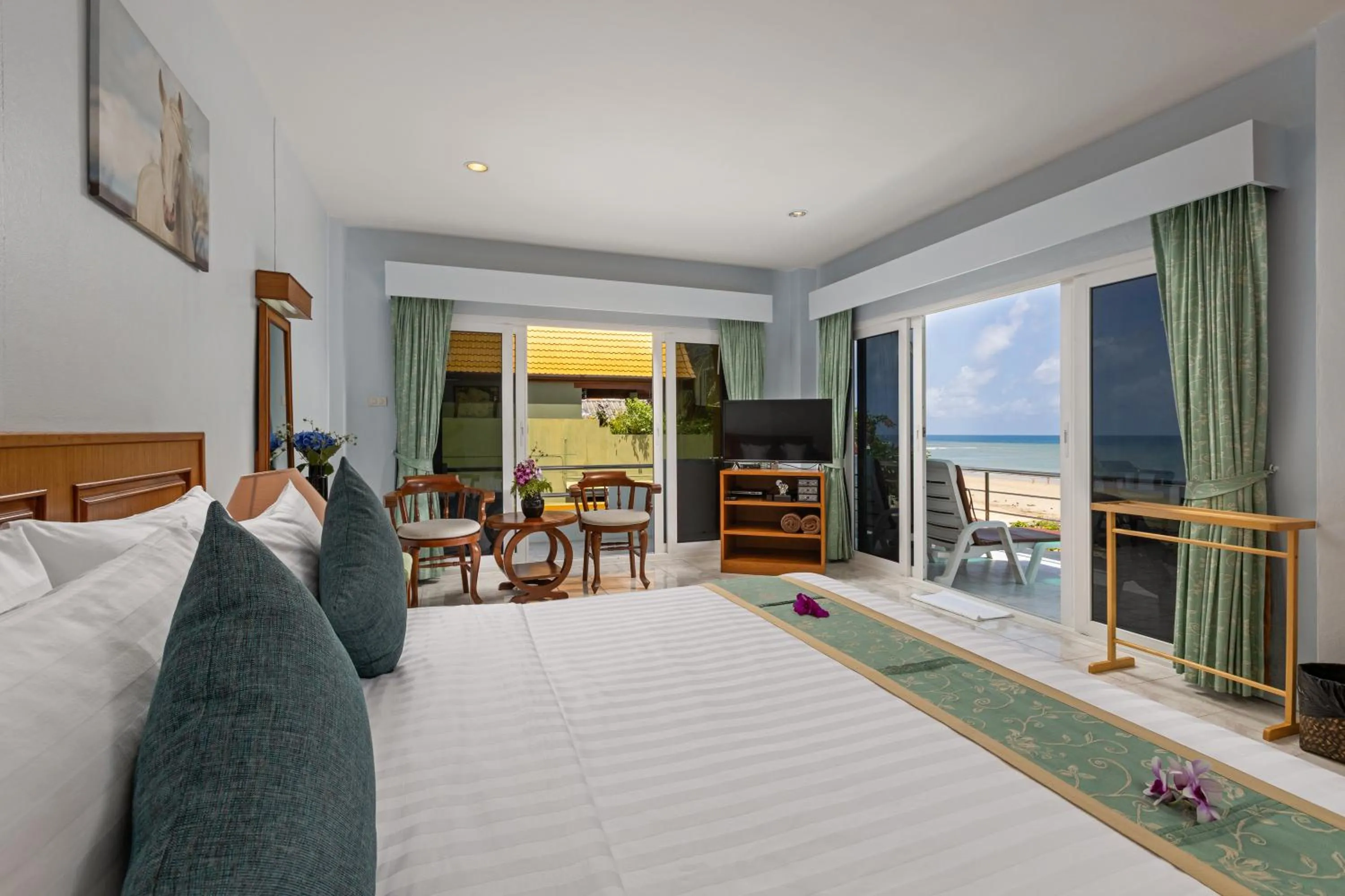 Photo of the whole room, Bed in Kamala Dreams