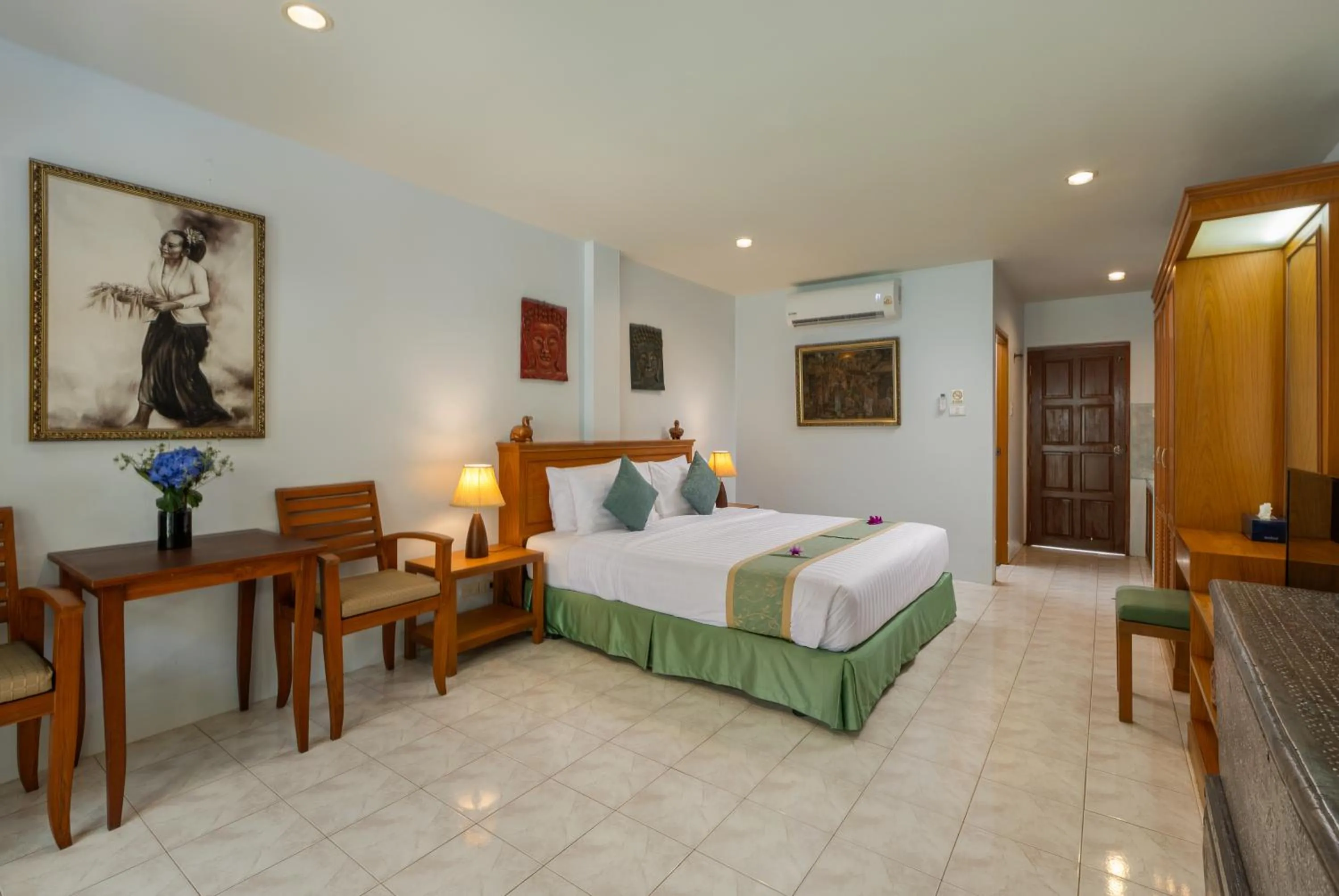 Photo of the whole room, Bed in Kamala Dreams