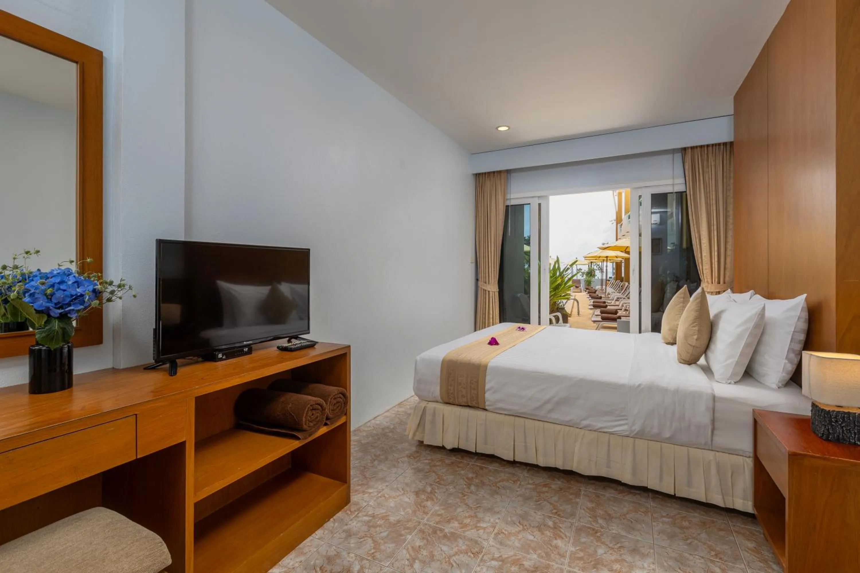 Photo of the whole room, Bed in Kamala Dreams