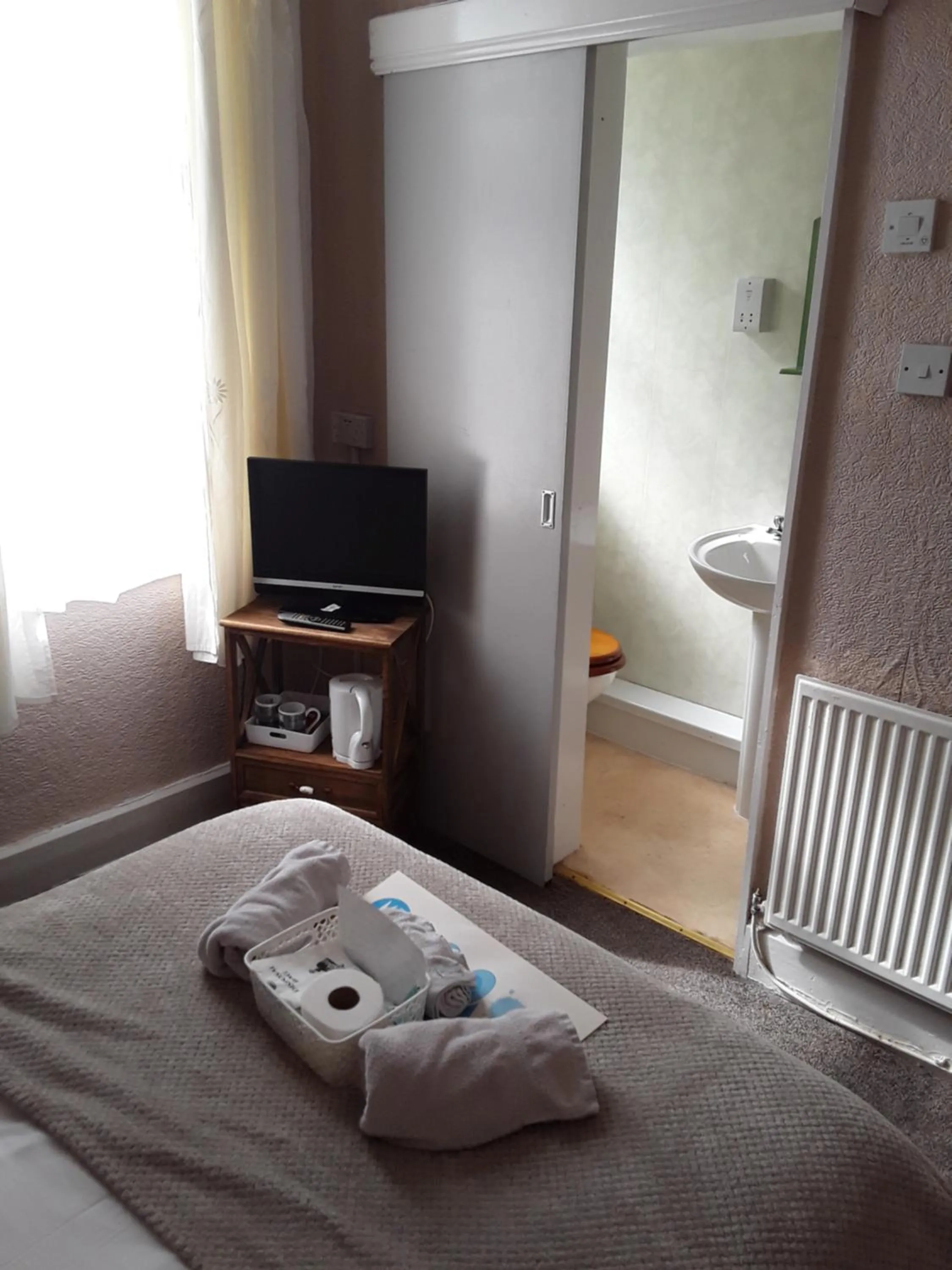 Photo of the whole room, Bed in Talbot House