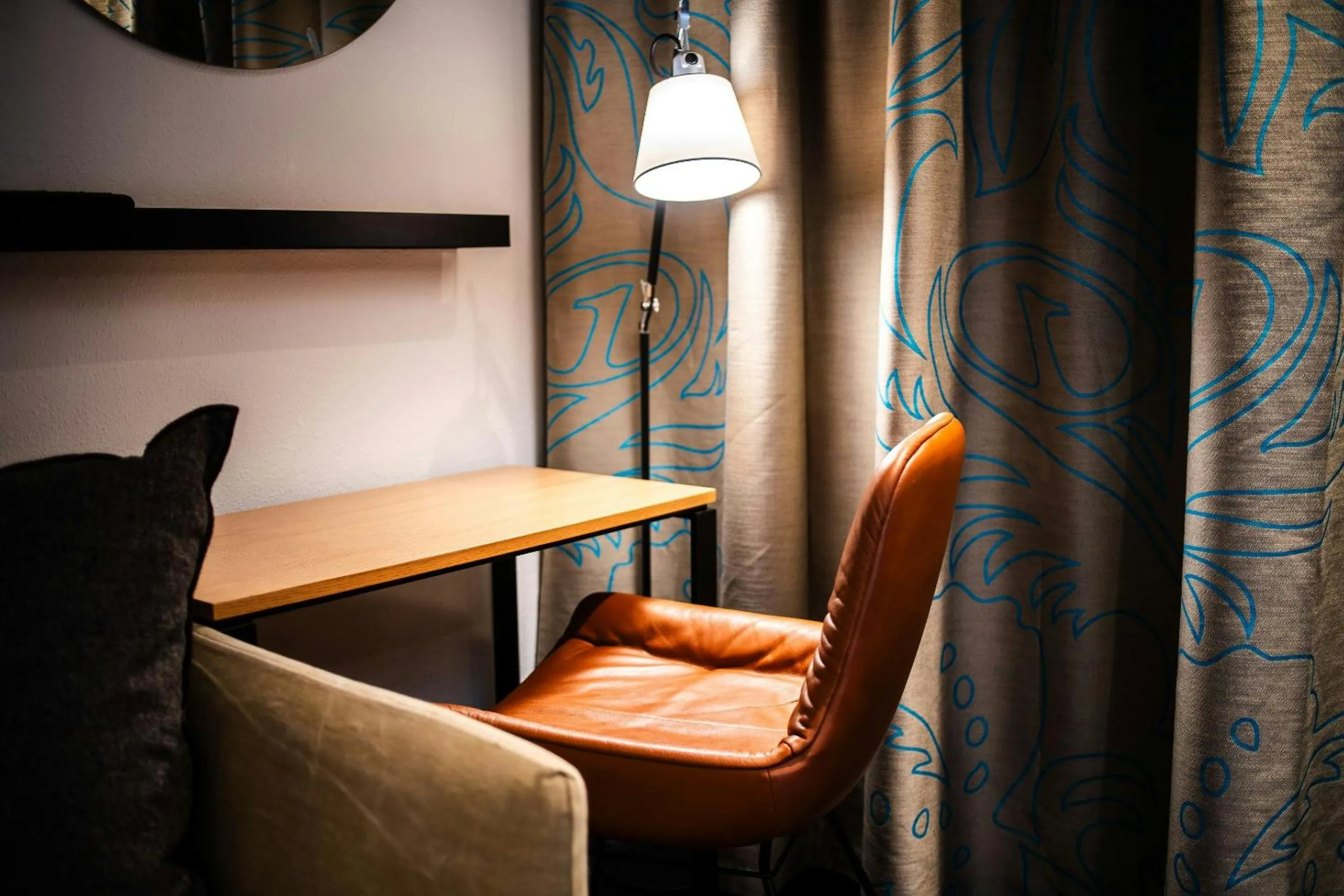 Photo of the whole room in Motel One Stuttgart-Mitte
