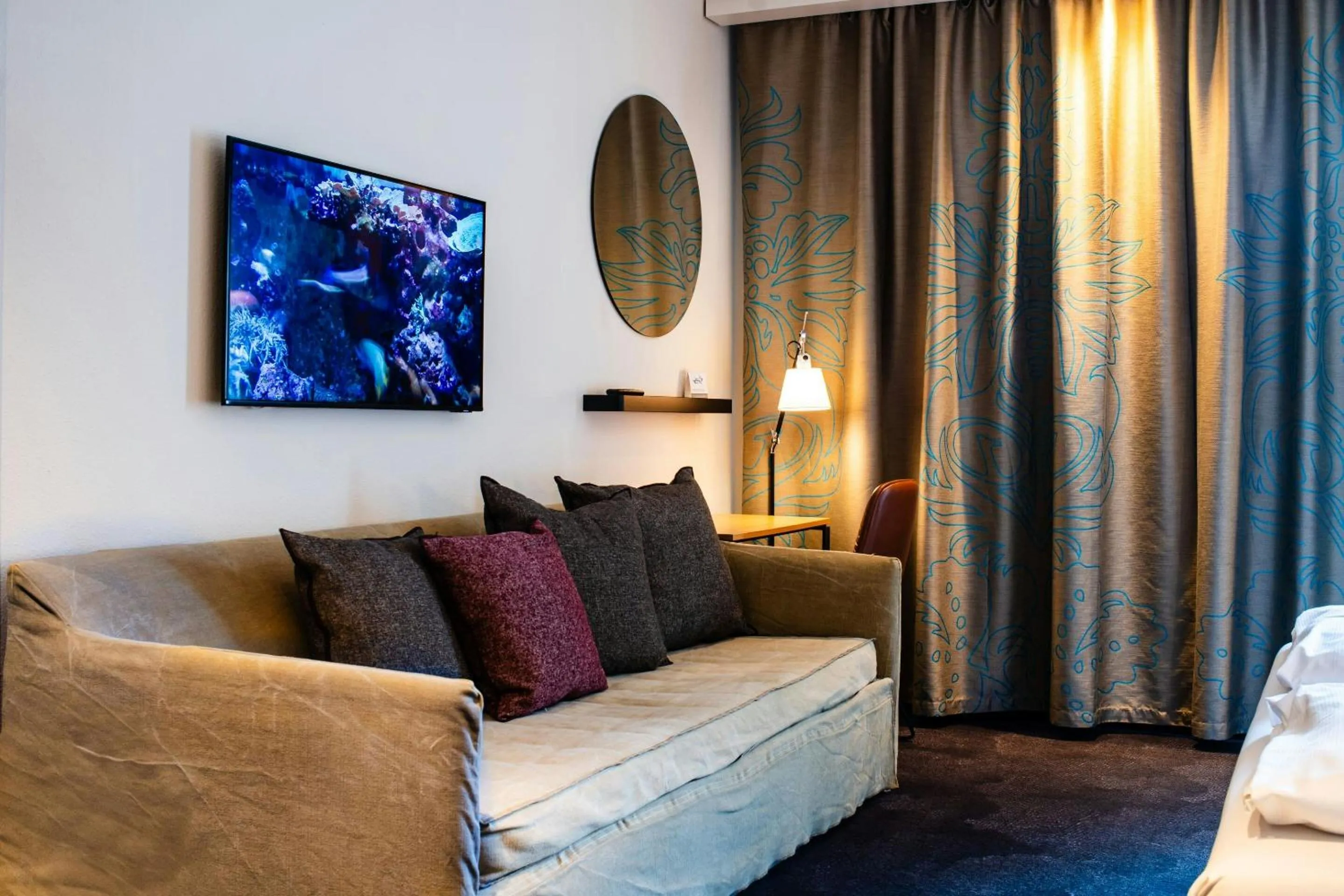 Photo of the whole room in Motel One Stuttgart-Mitte