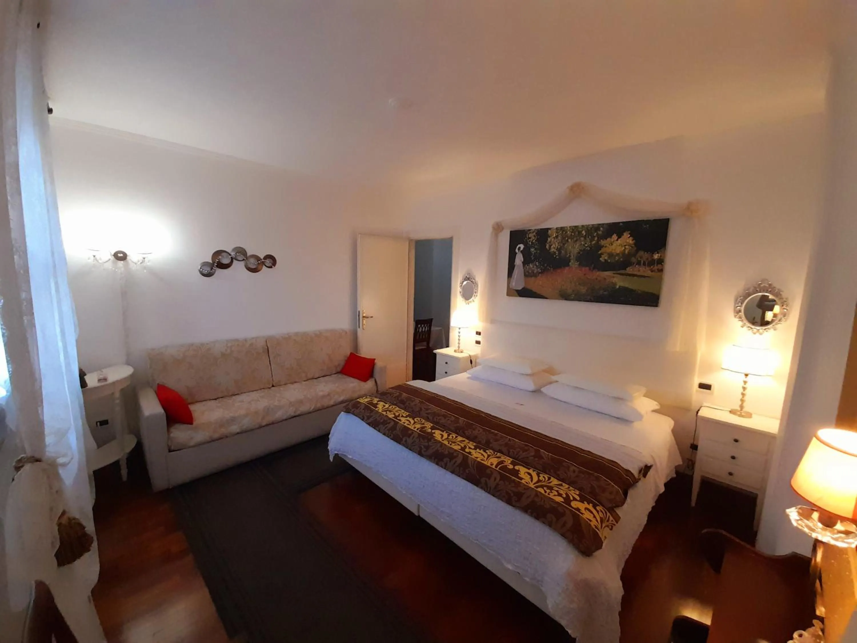 Photo of the whole room, Bed in Luxury House B&B