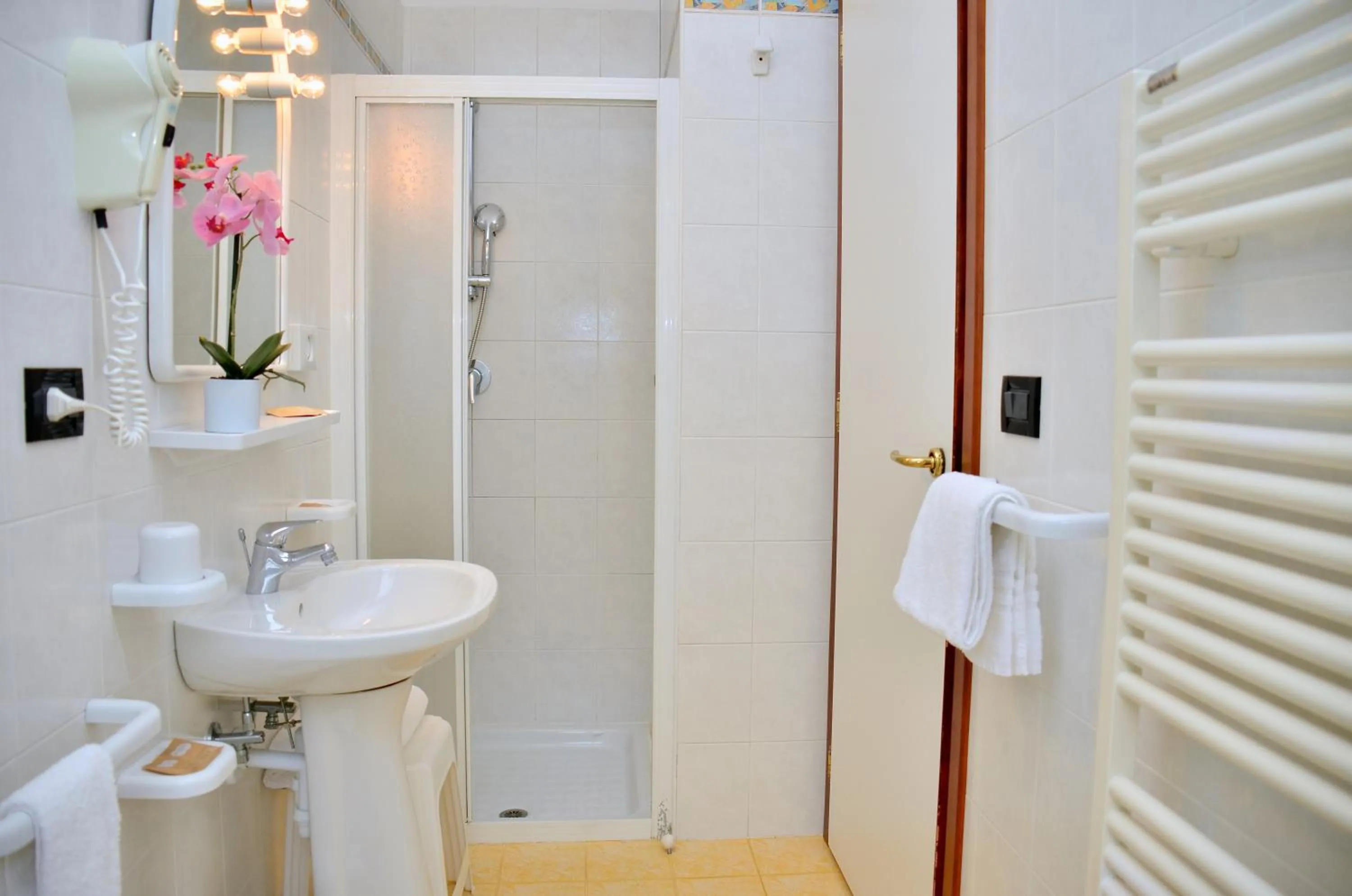 Shower in Hotel Etna