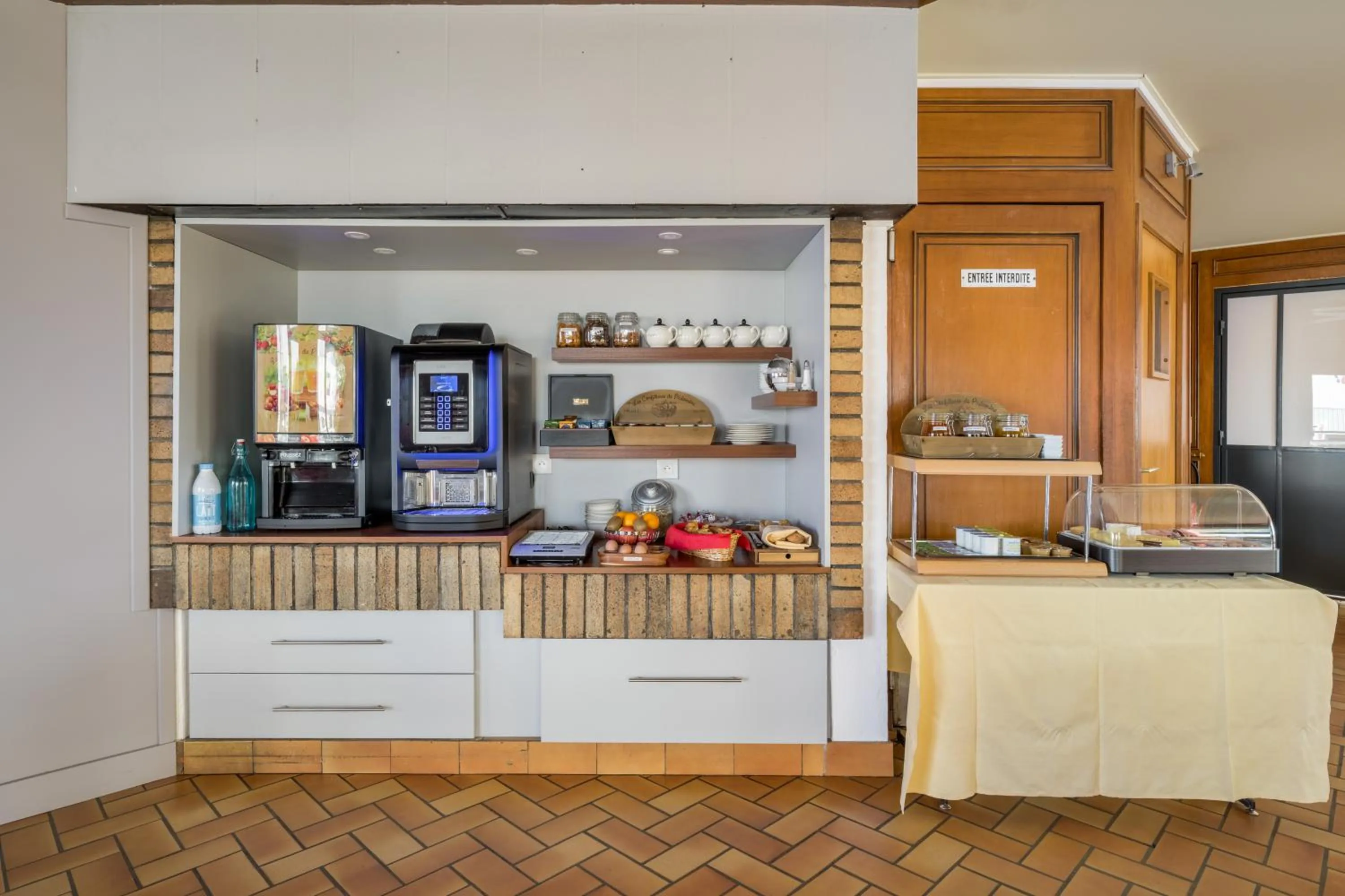 Restaurant/places to eat in Hôtel Newport