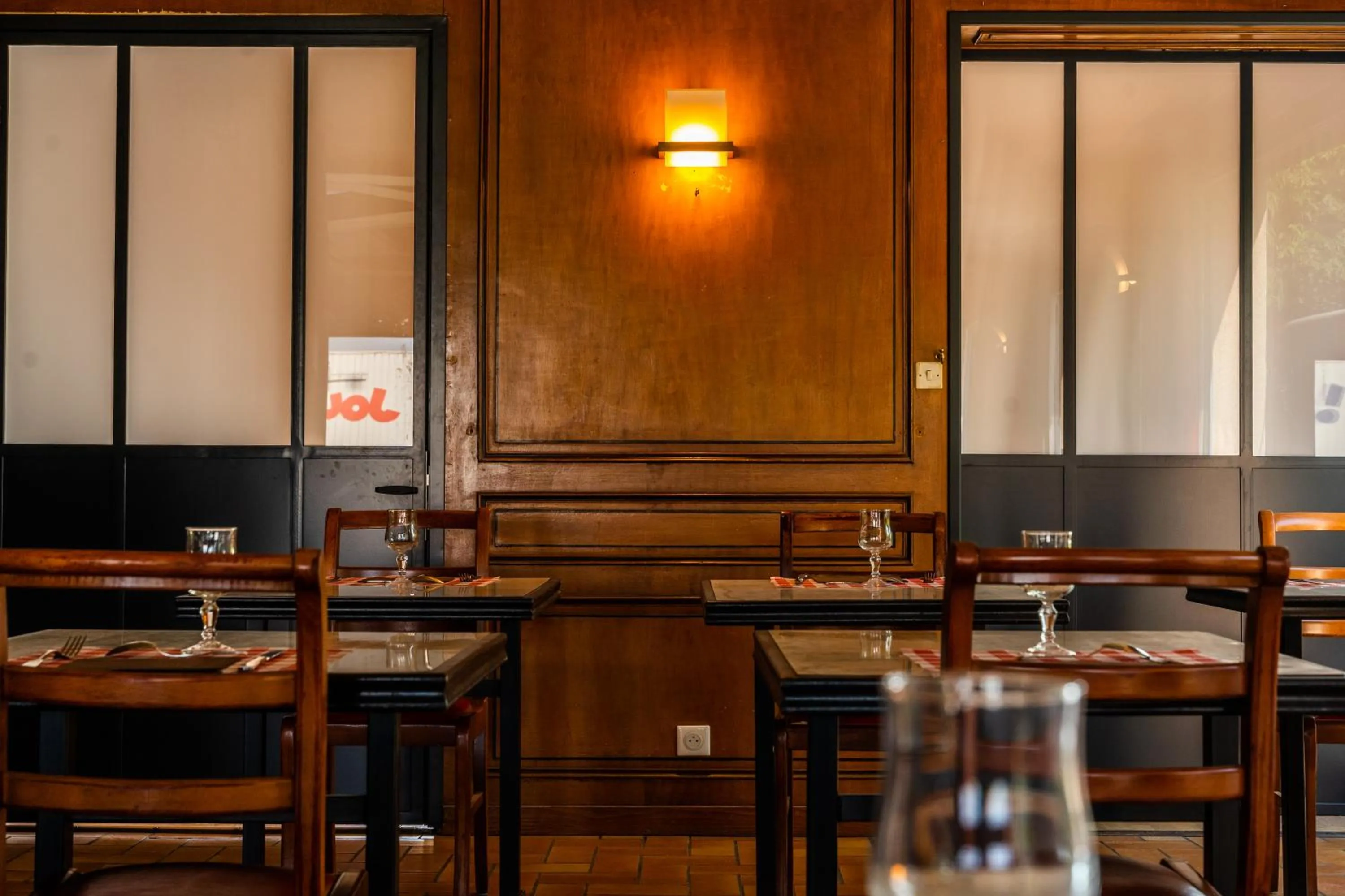 Restaurant/places to eat in Hôtel Newport