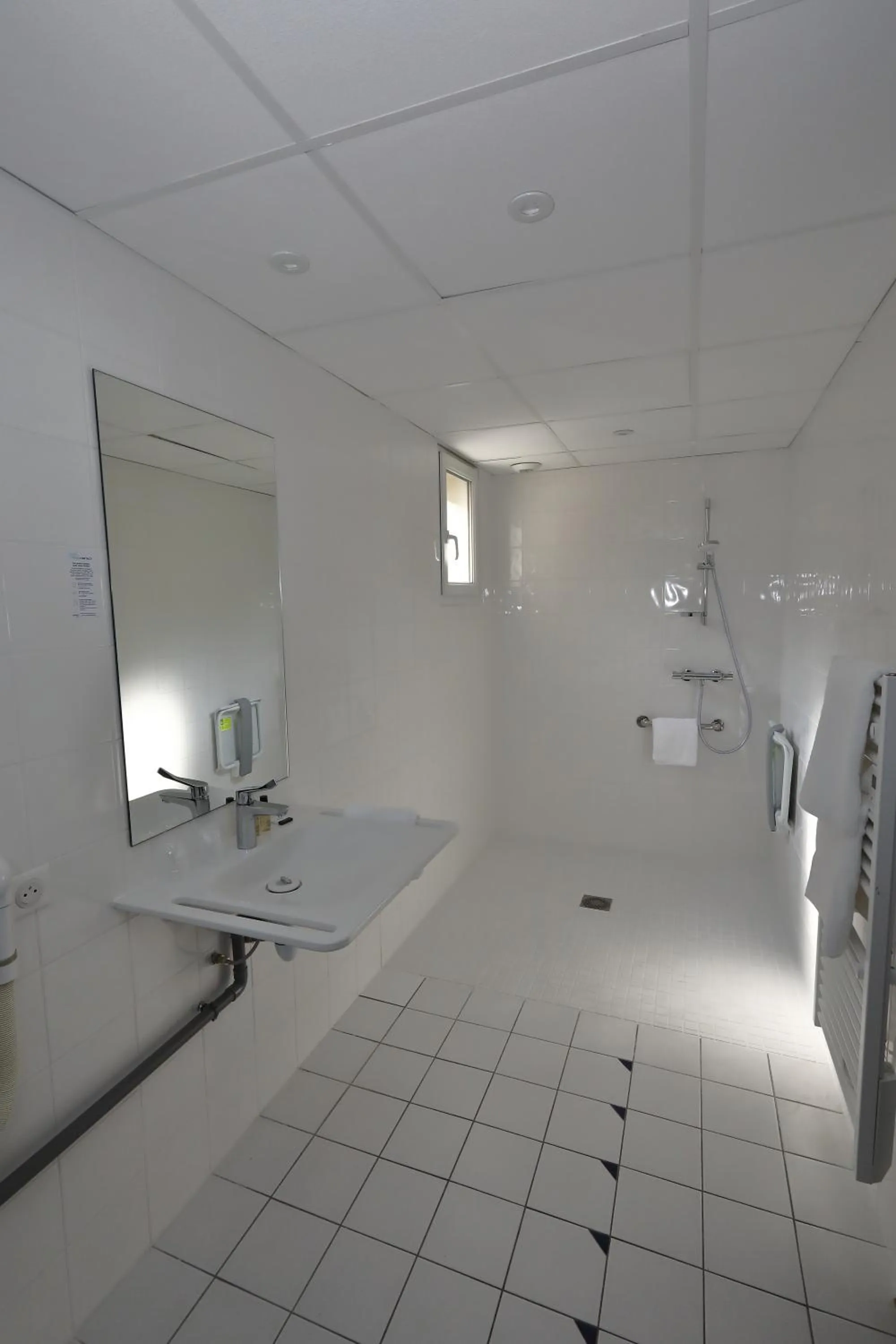 Shower in Hôtel Newport