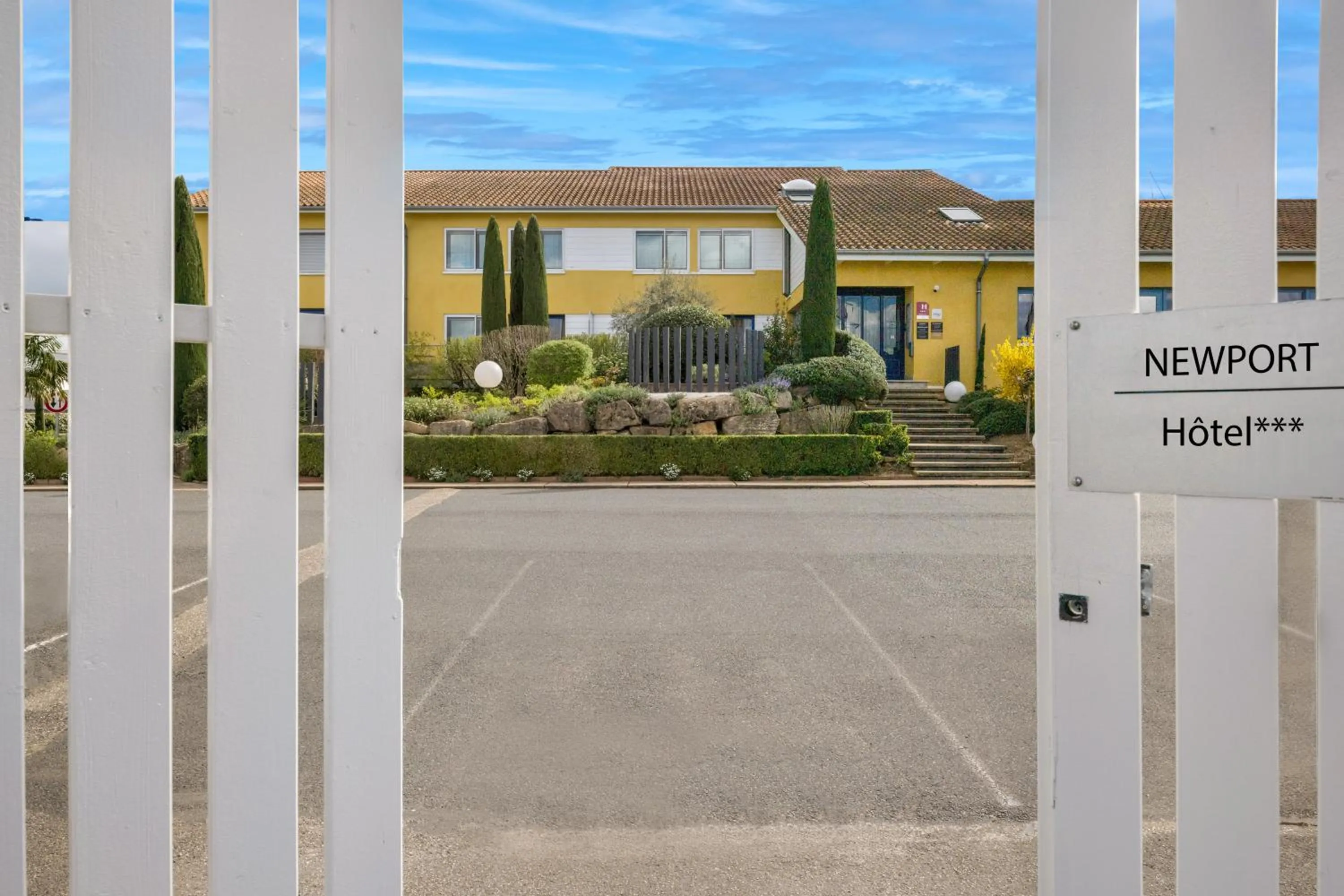 Property building in Hôtel Newport