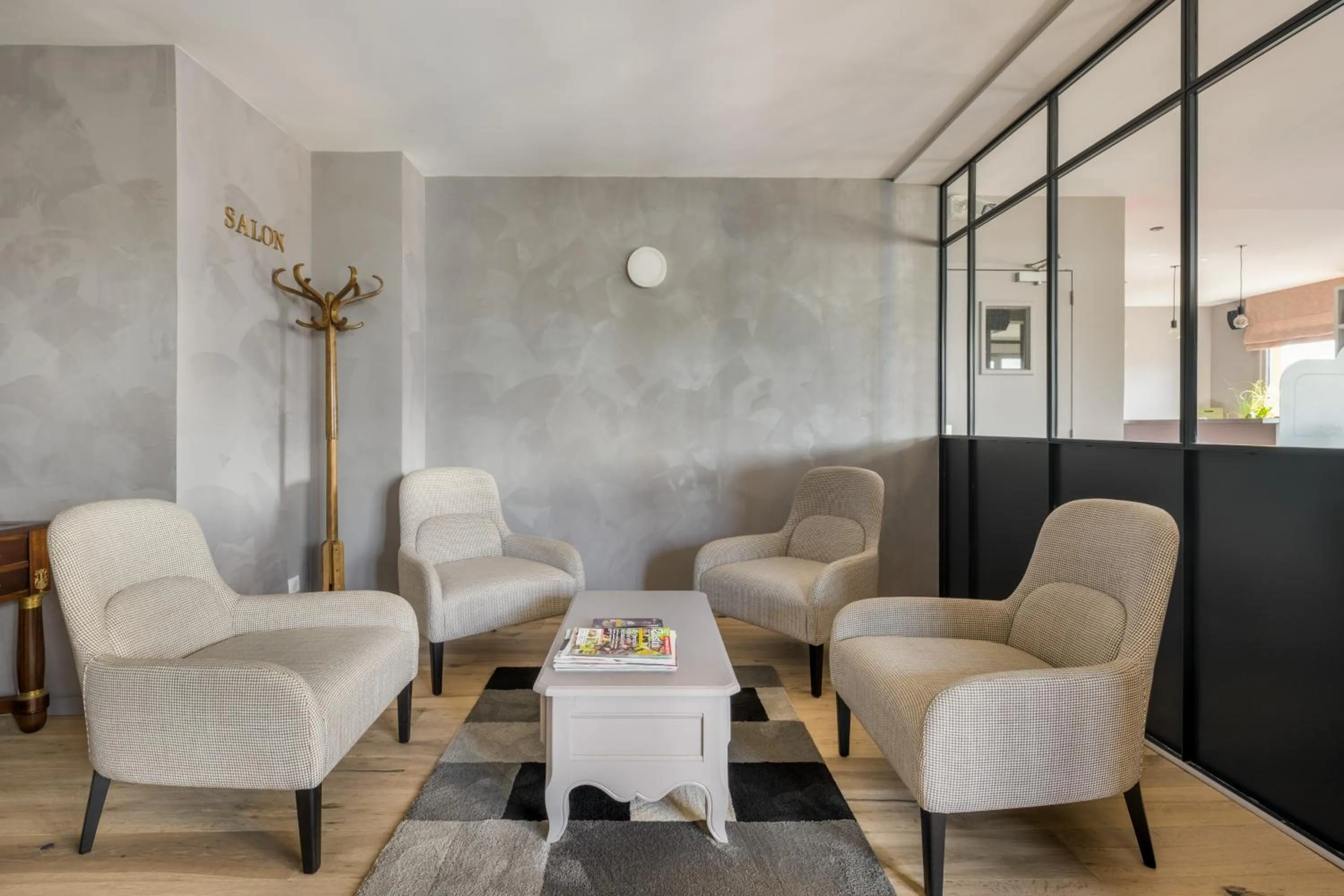 Communal lounge/ TV room in Hôtel Newport