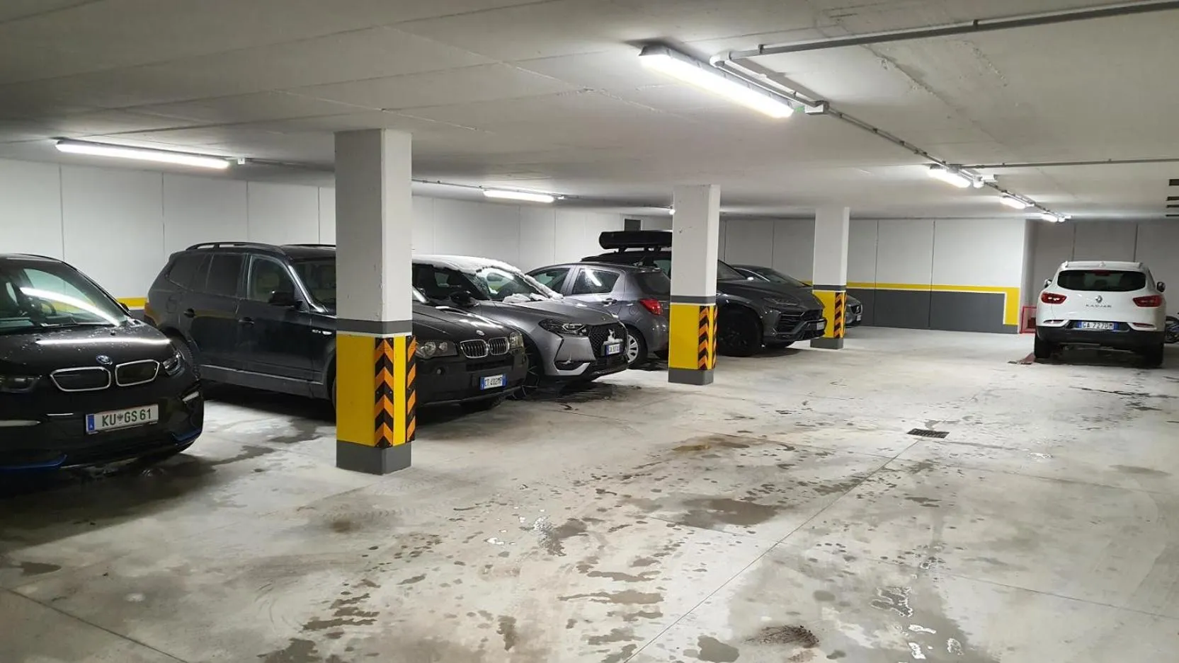 Parking in Hotel Montana