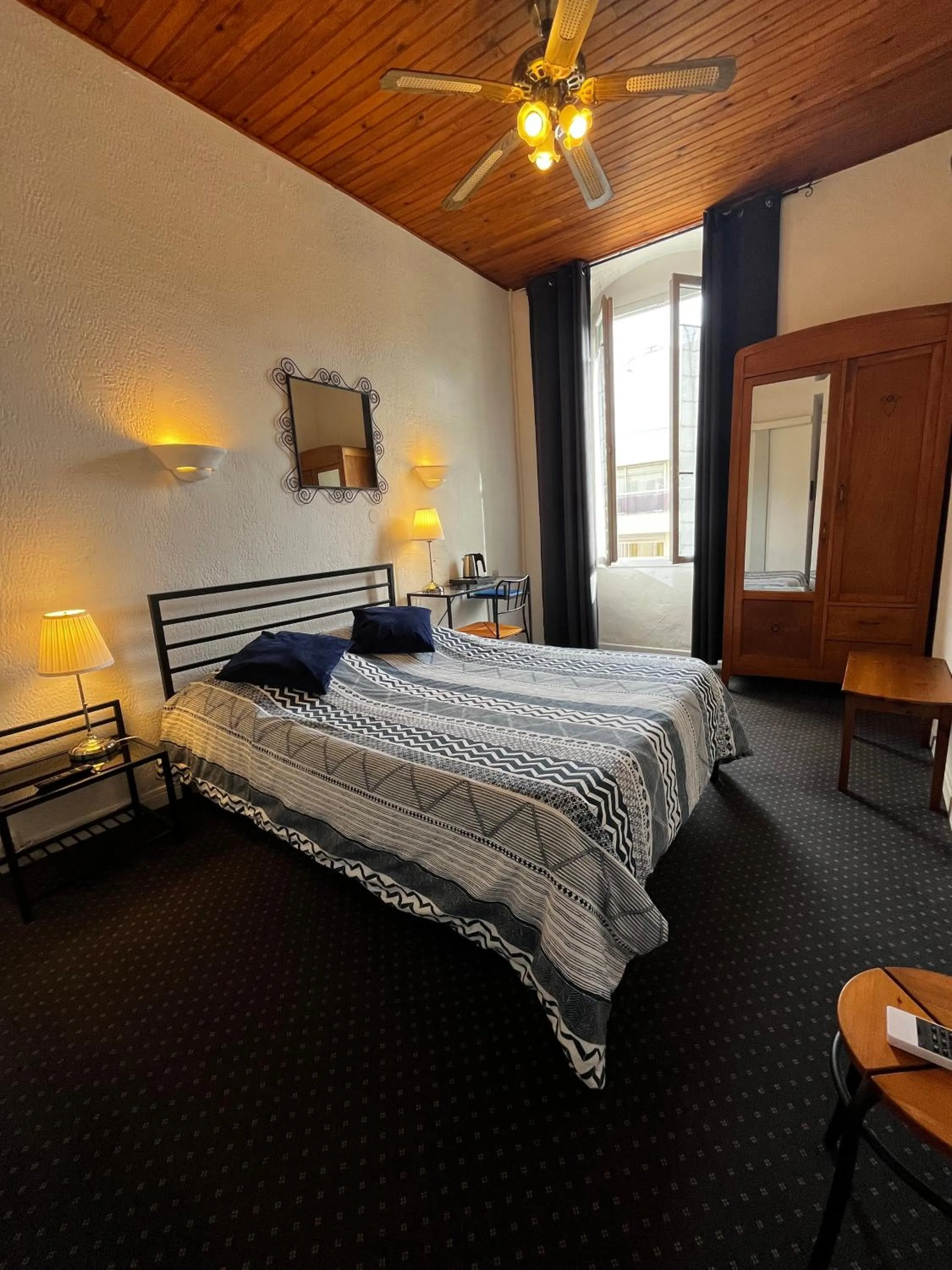 Property building, Bed in Nouvel Hotel