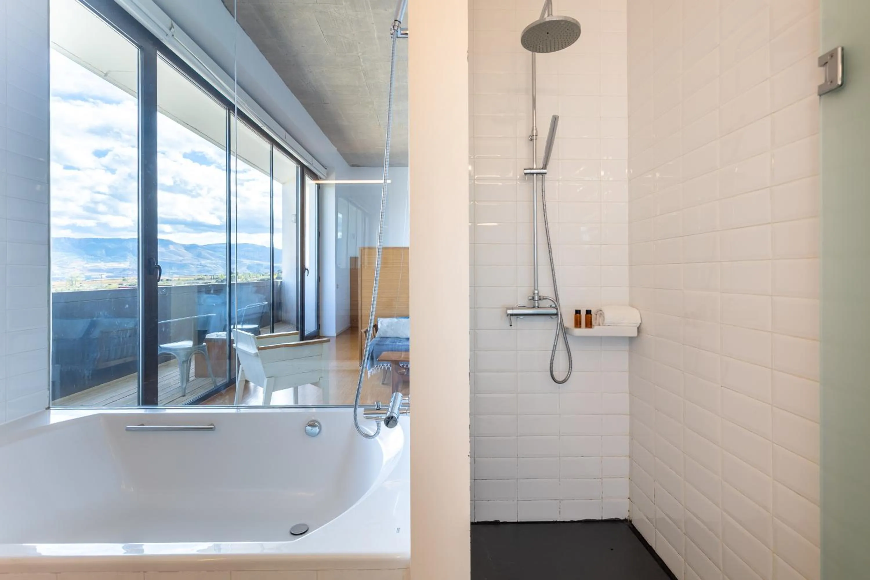 Bathroom in Hotel-Bodega Finca de Los Arandinos