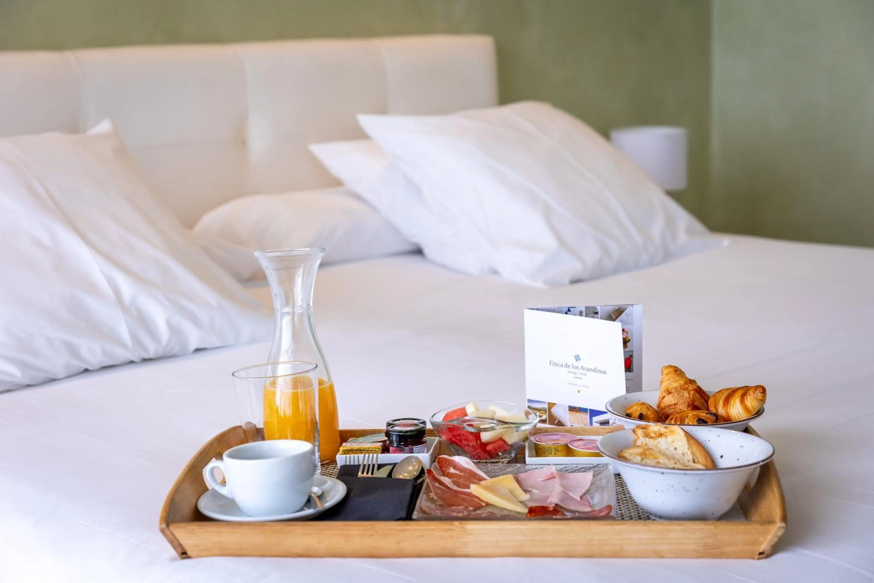 Continental breakfast, Bed in Hotel-Bodega Finca de Los Arandinos