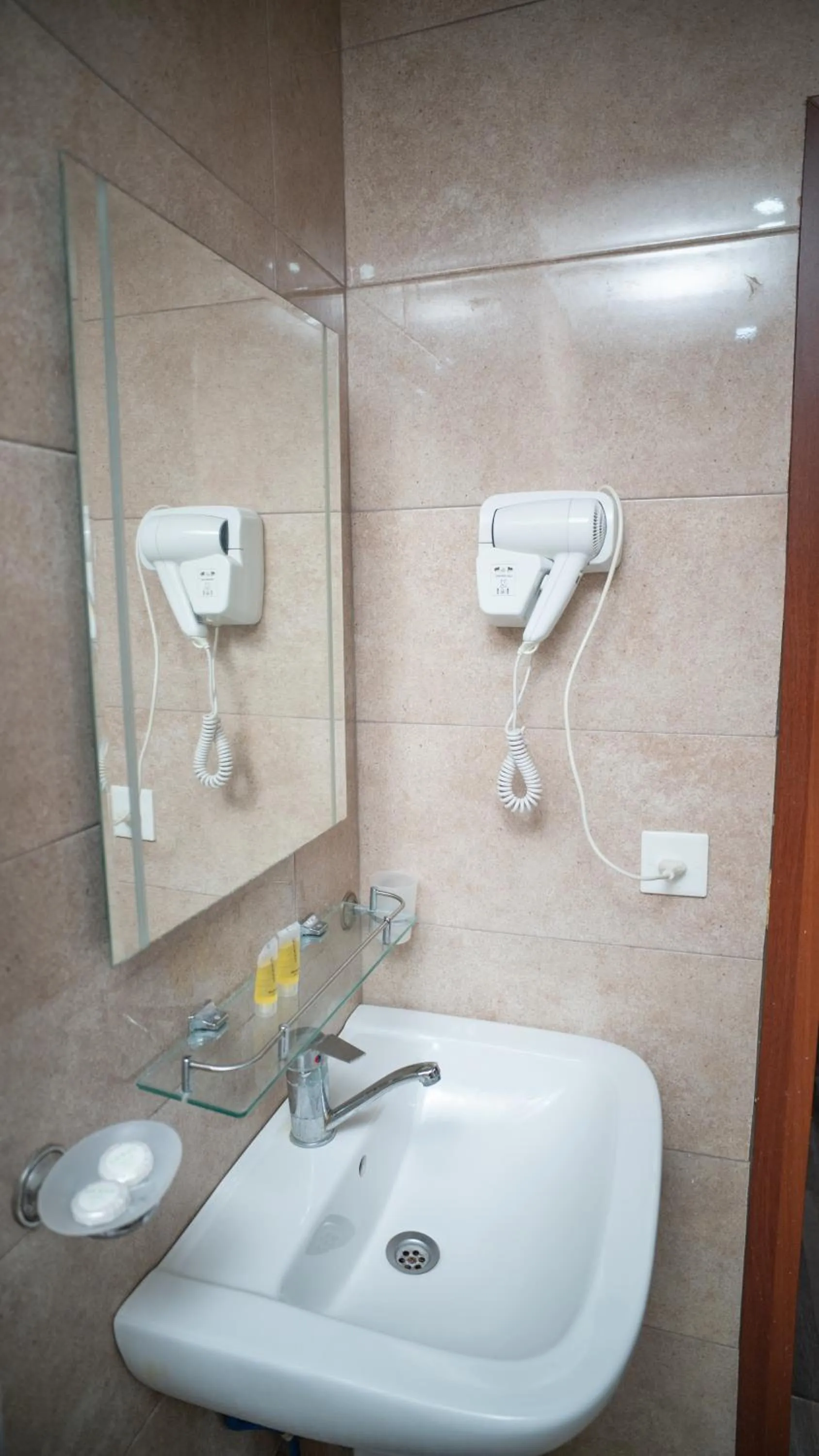 Shower in Consul Hotel