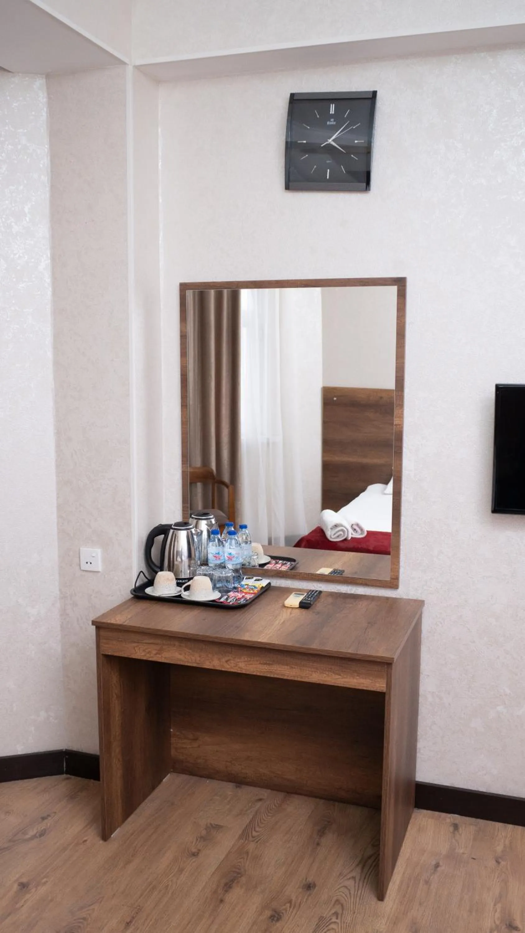 Coffee/tea facilities, Bed in Consul Hotel