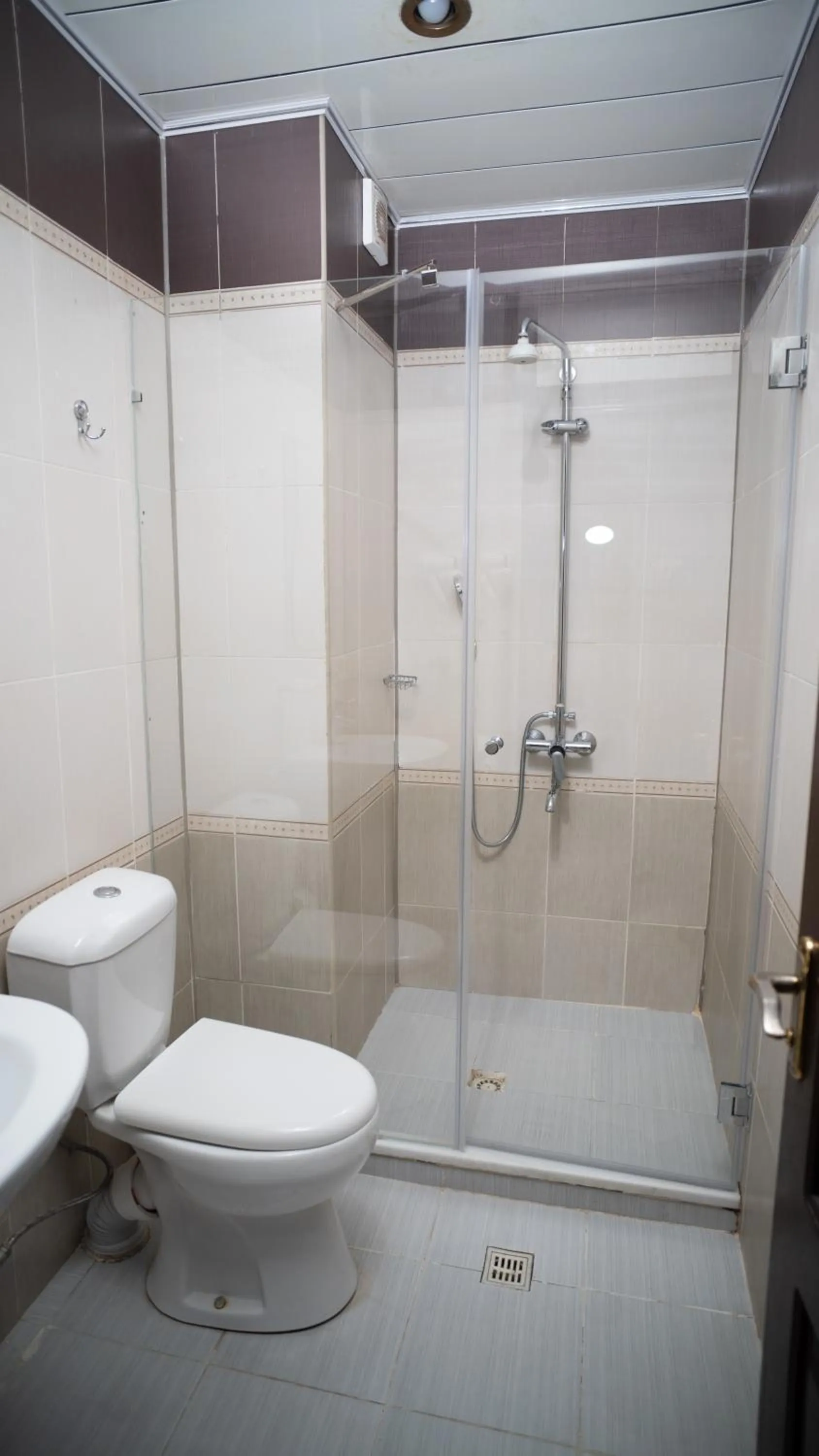 Shower in Consul Hotel