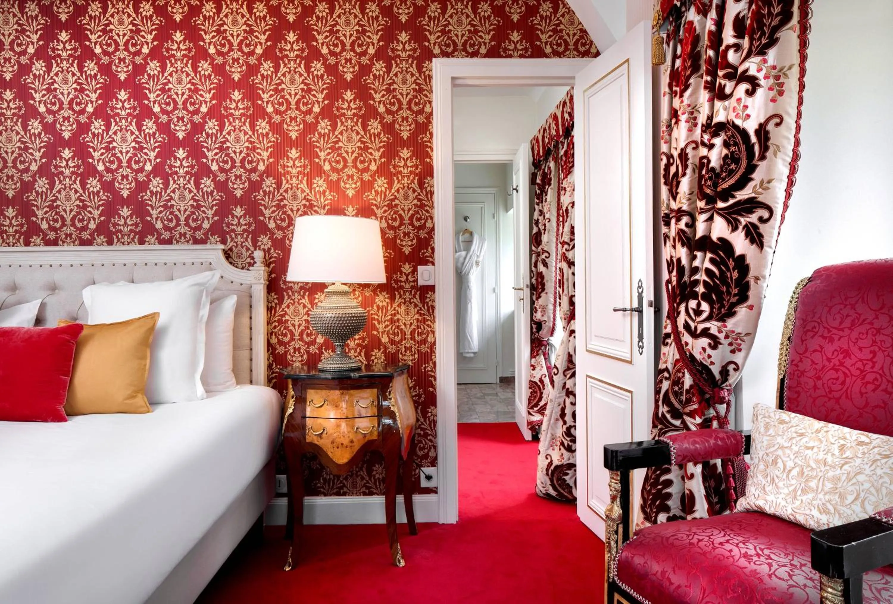 Bathroom, Bed in Chateau Le Prieuré Saumur - La Maison Younan