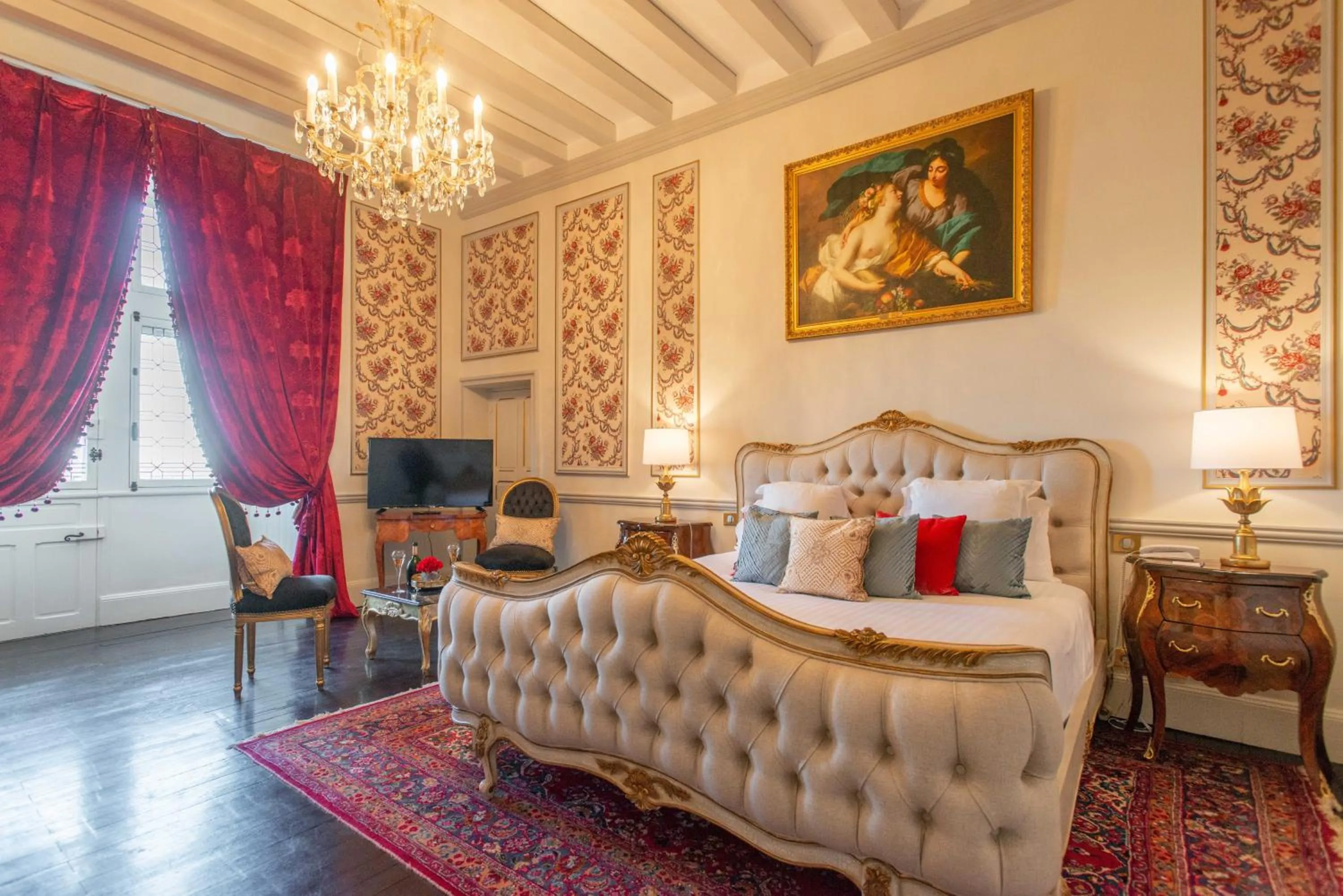 Photo of the whole room in Chateau Le Prieuré Saumur - La Maison Younan